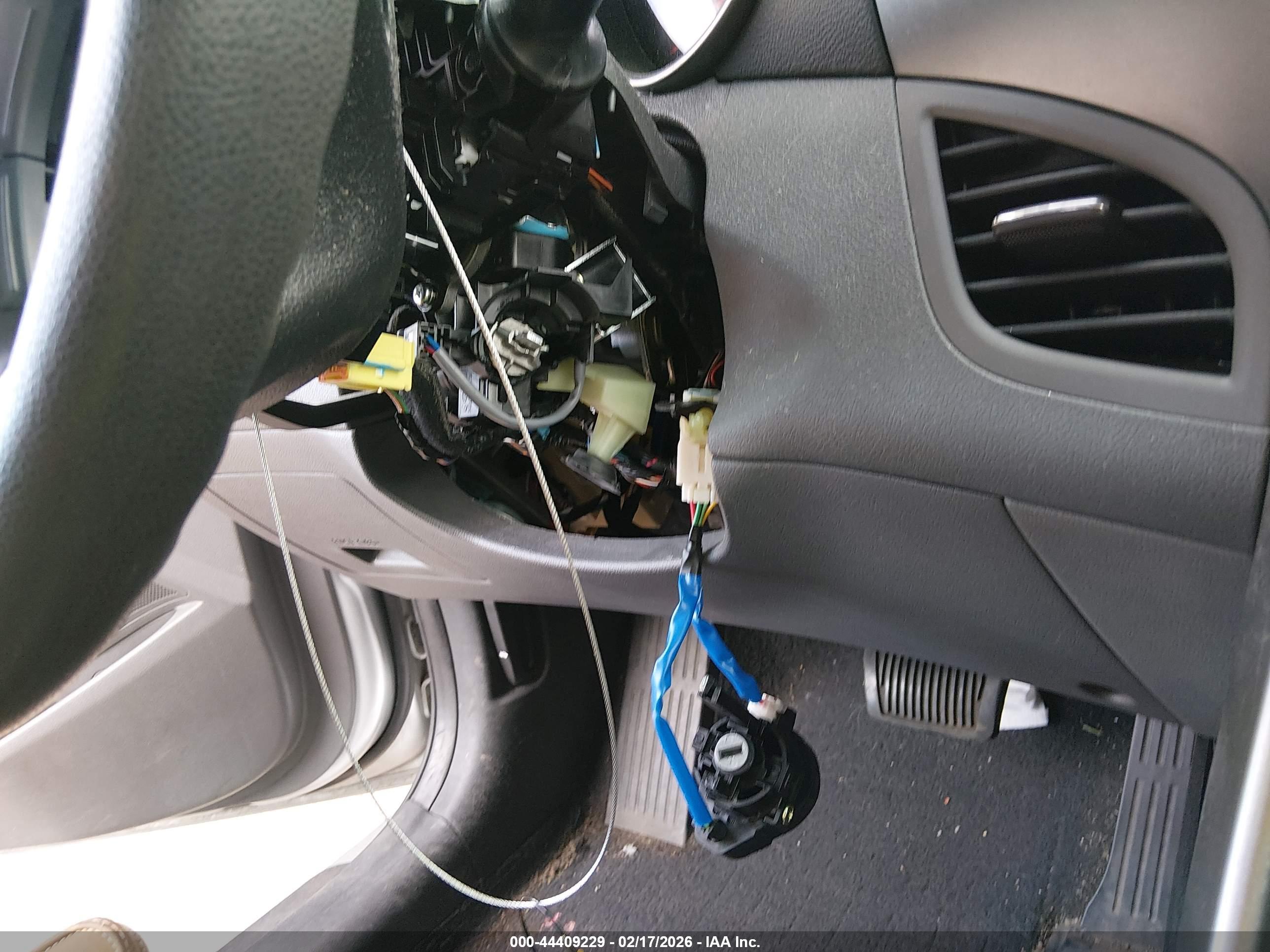 HYUNDAI ELANTRA image 6