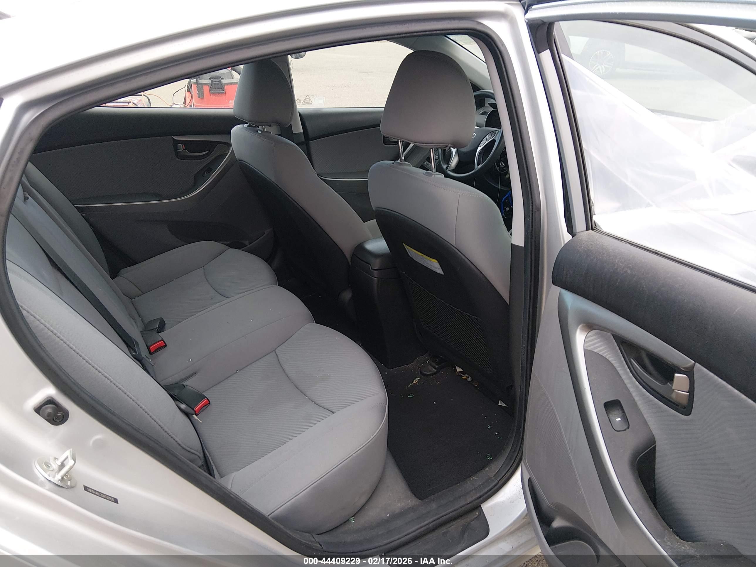 HYUNDAI ELANTRA image 8