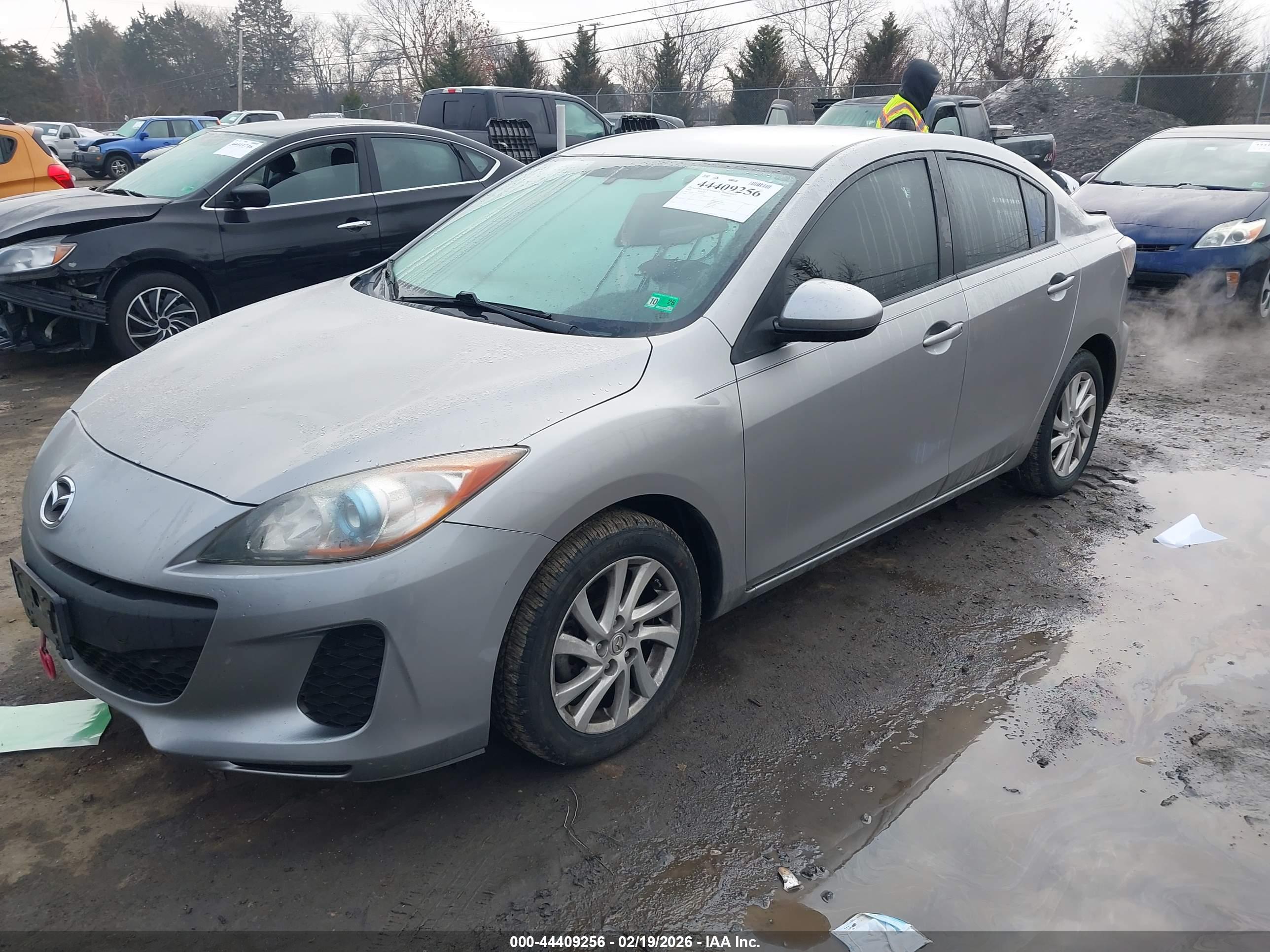 MAZDA MAZDA3 image 2