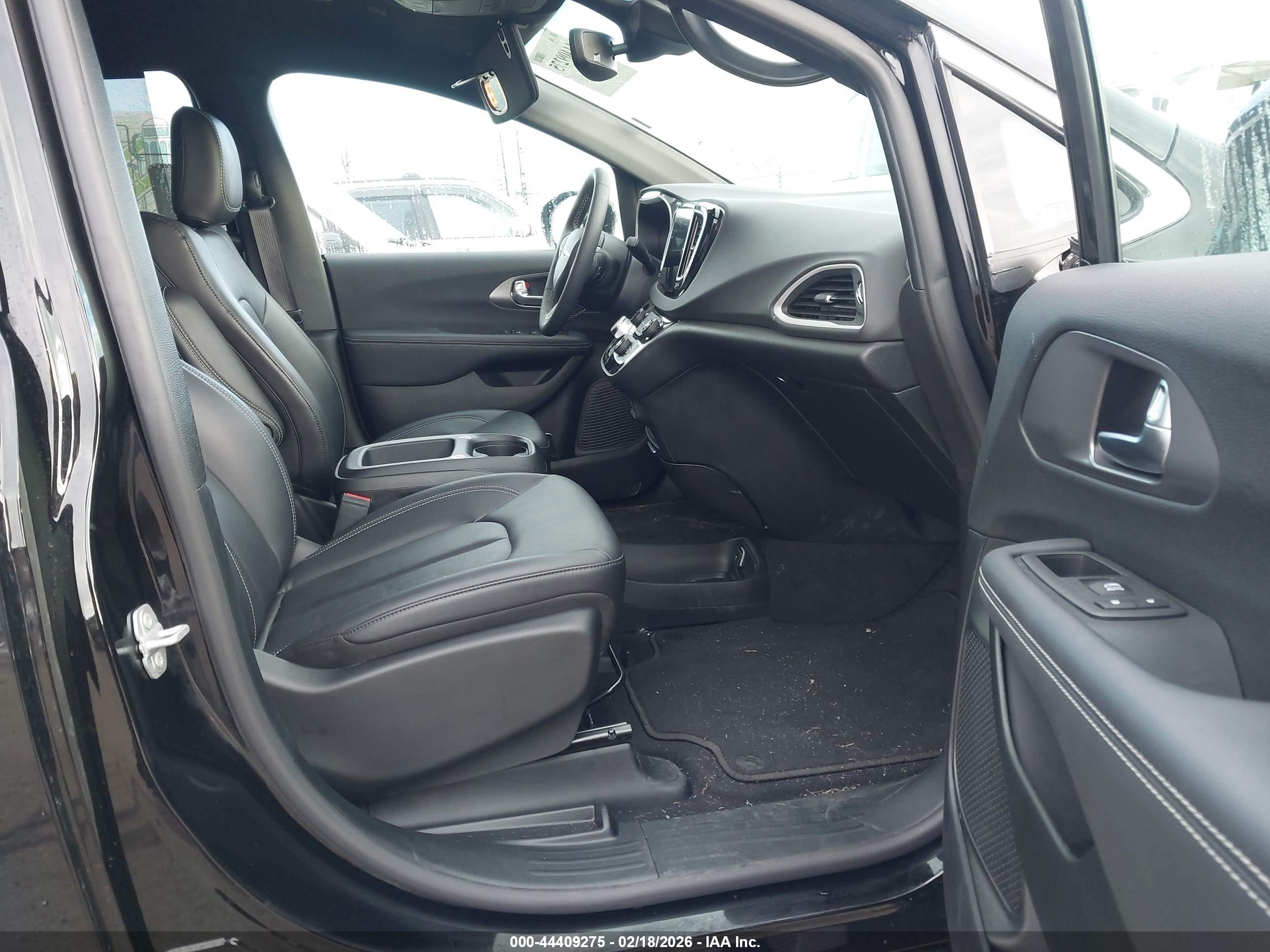 CHRYSLER PACIFICA image 5