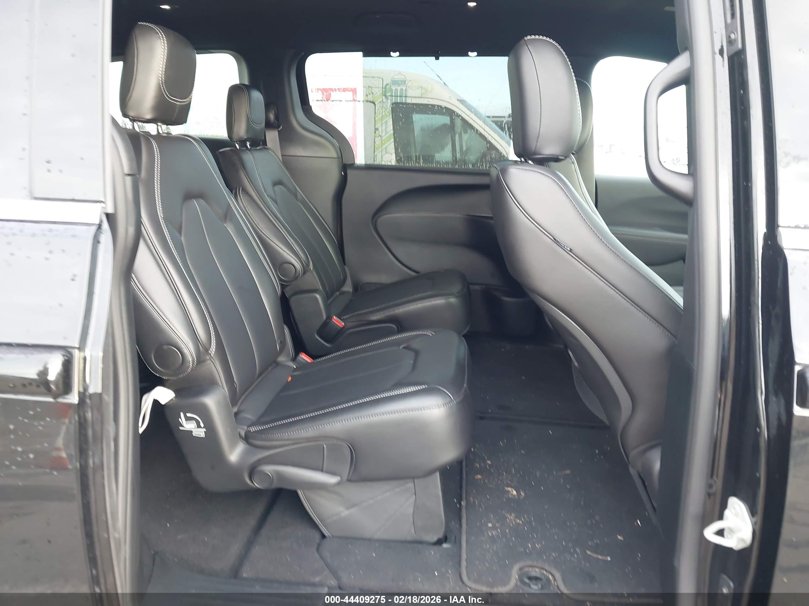 CHRYSLER PACIFICA image 8