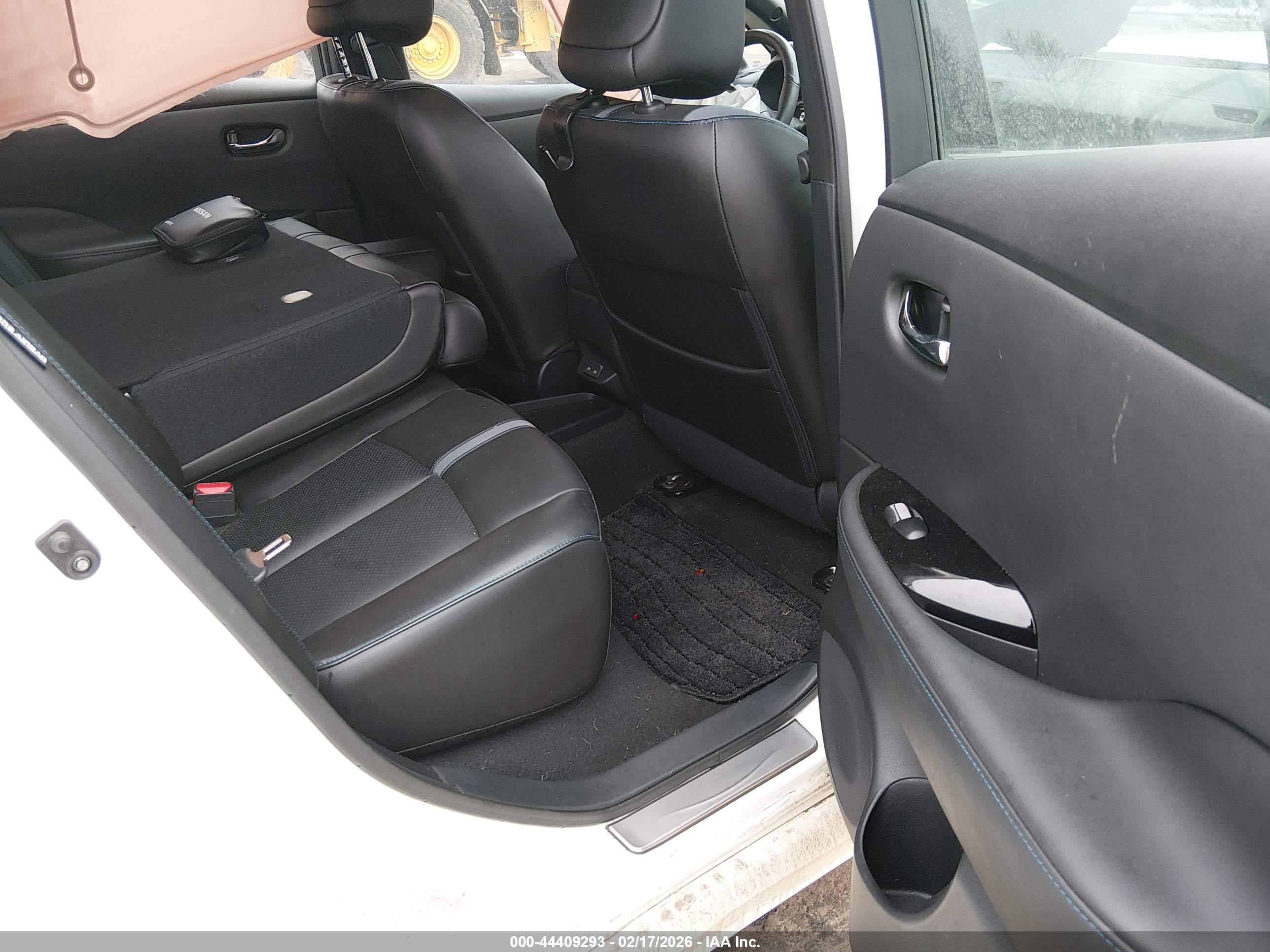NISSAN LEAF image 8