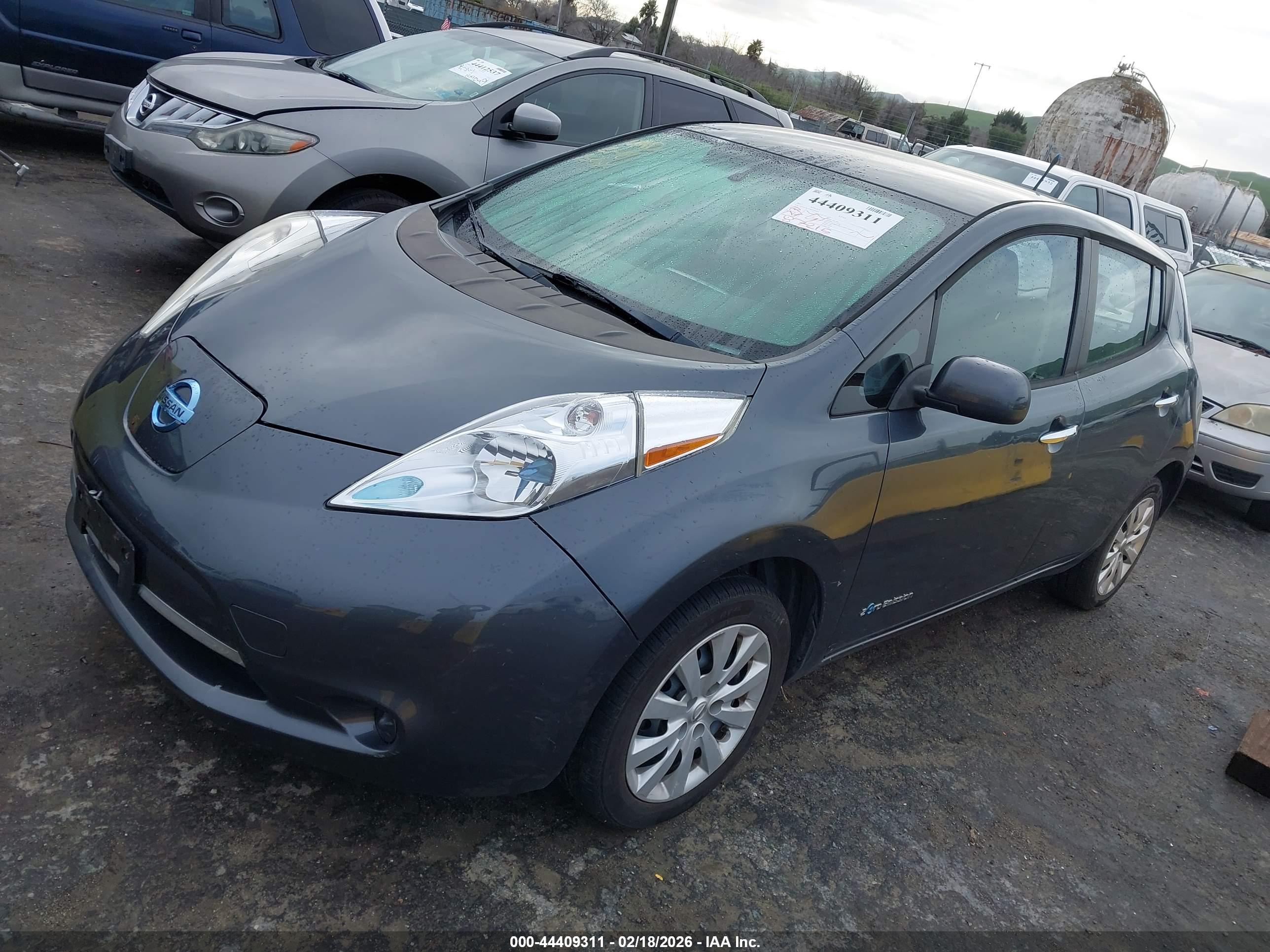 NISSAN LEAF image 2