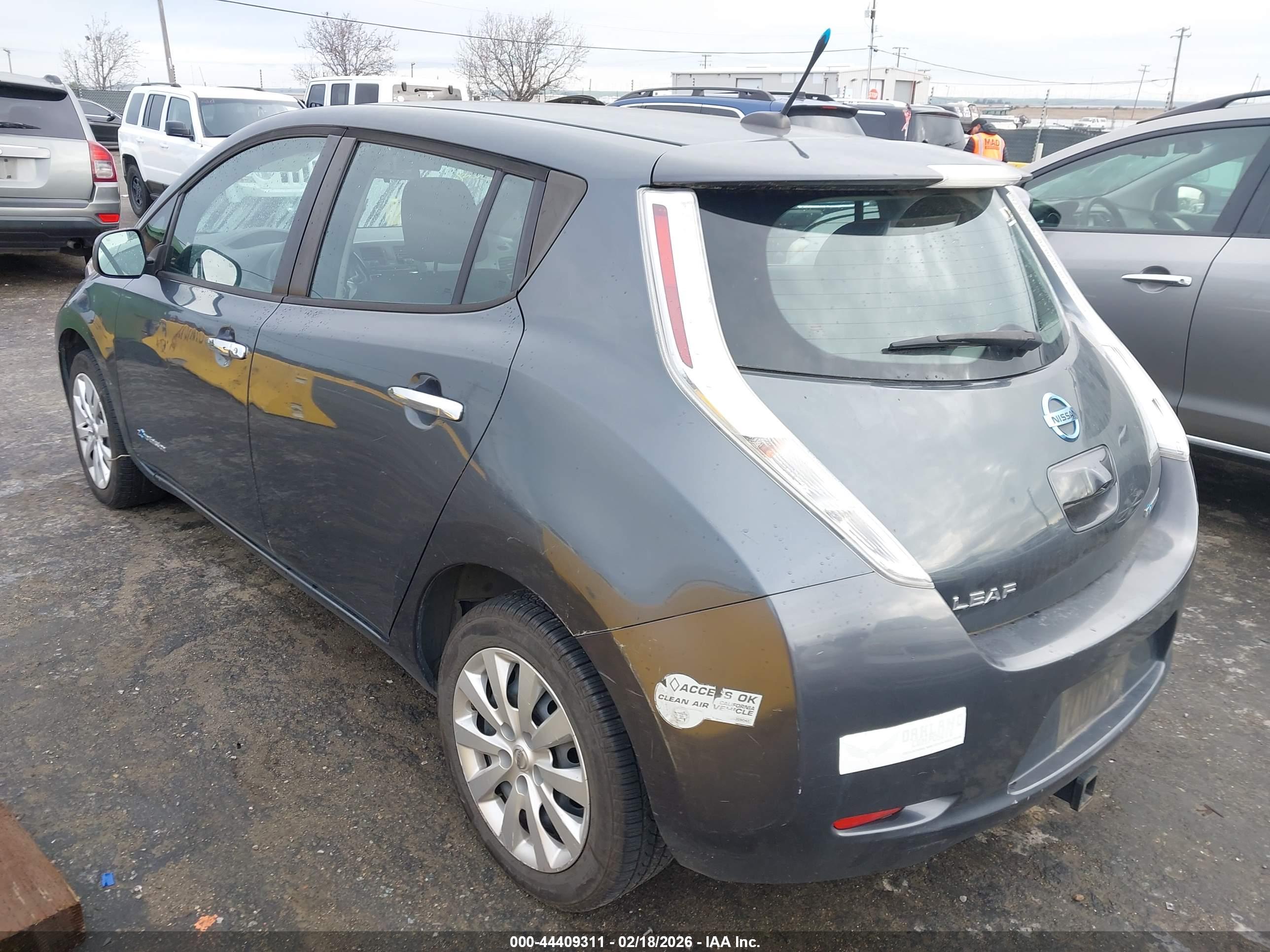 NISSAN LEAF image 3