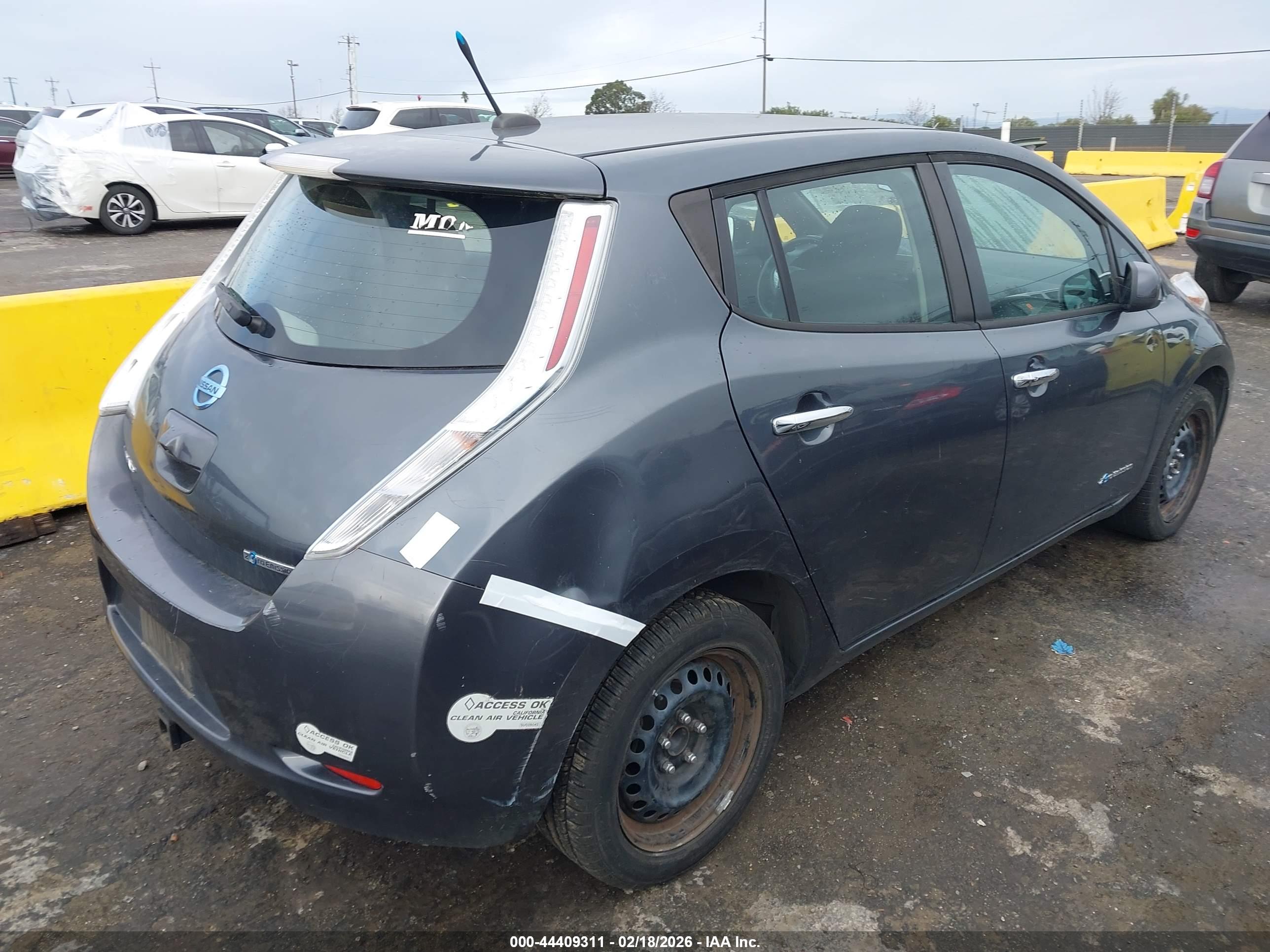 NISSAN LEAF image 4