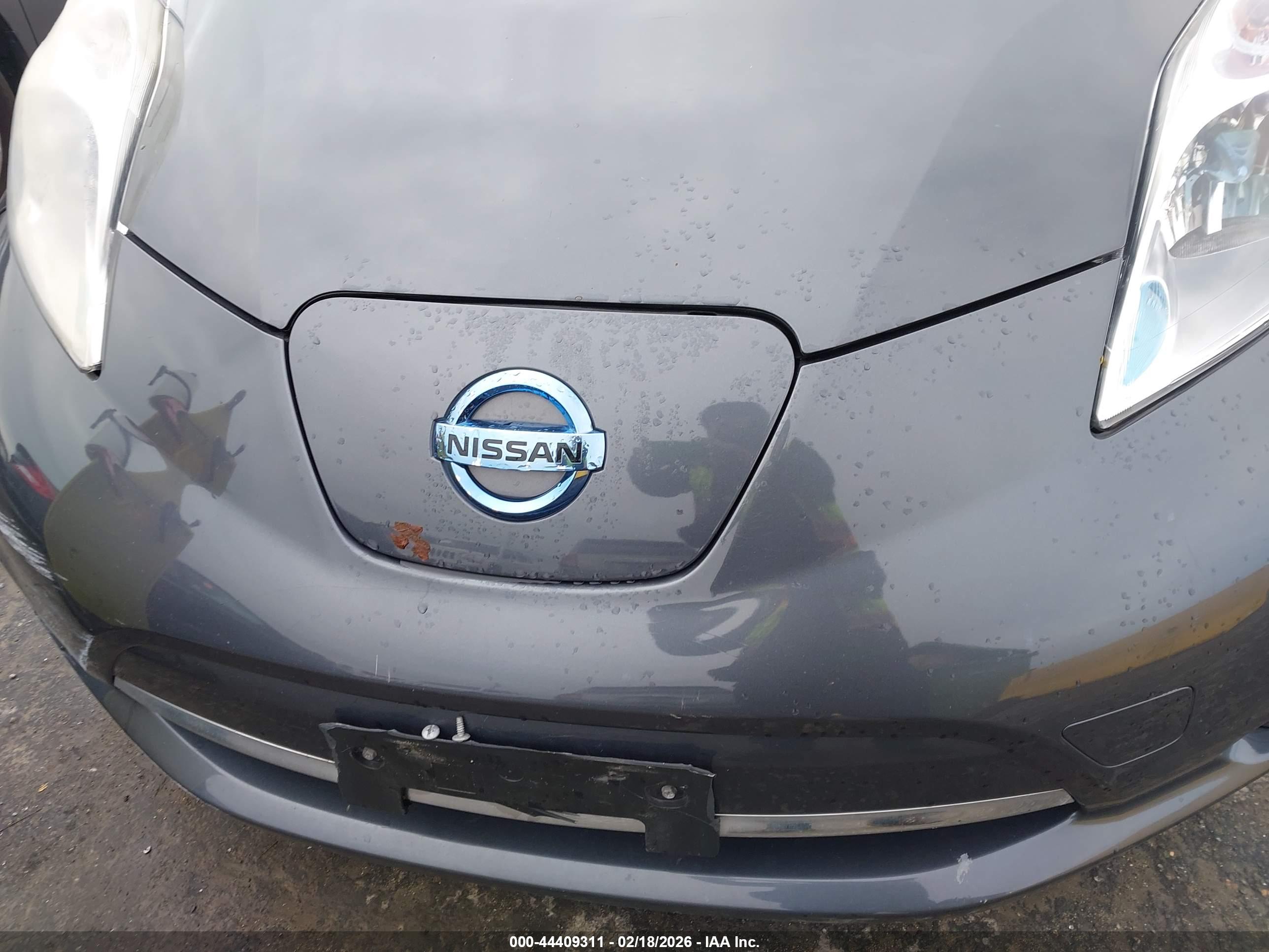 NISSAN LEAF image 6