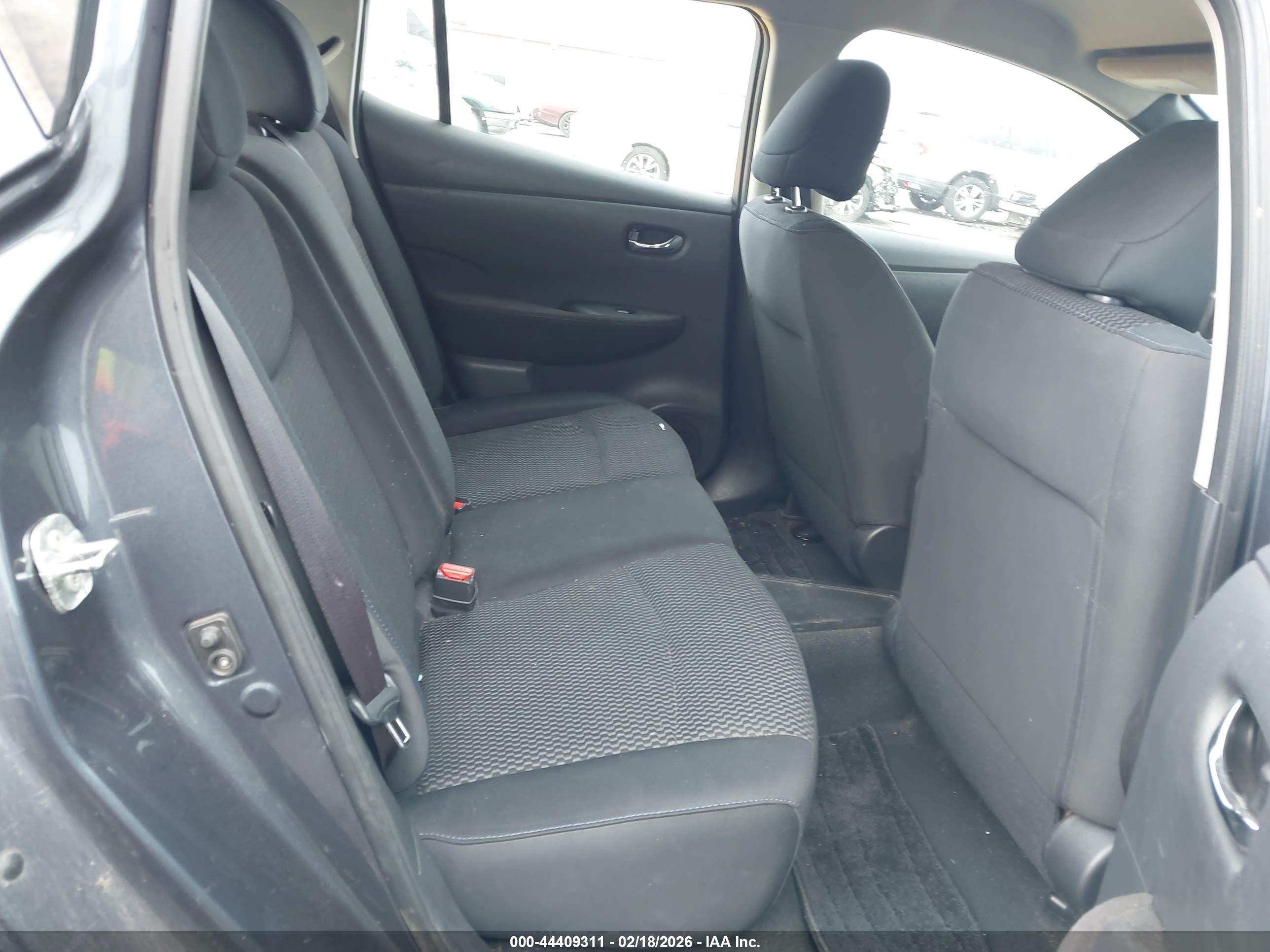 NISSAN LEAF image 8