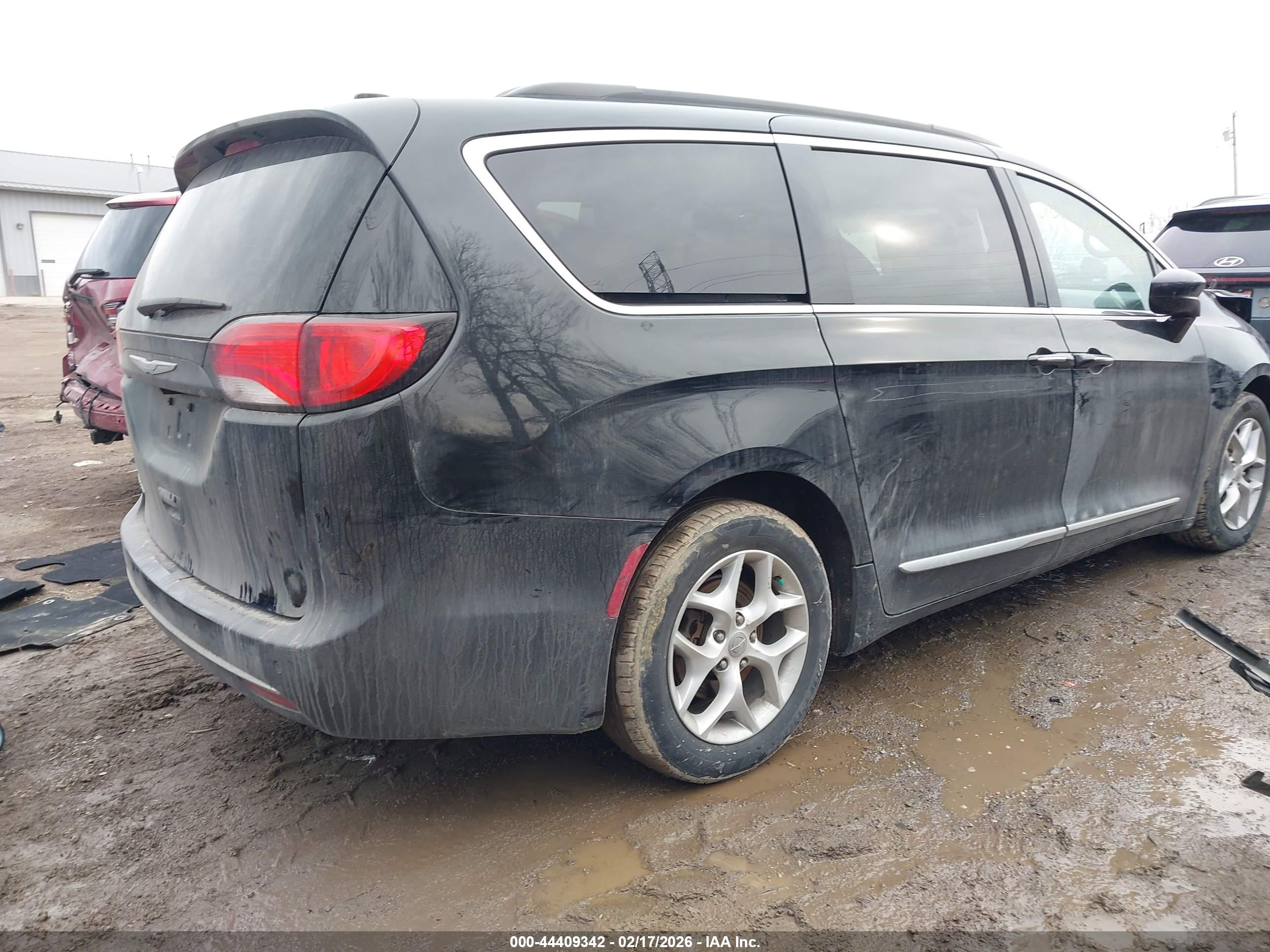 CHRYSLER PACIFICA image 4