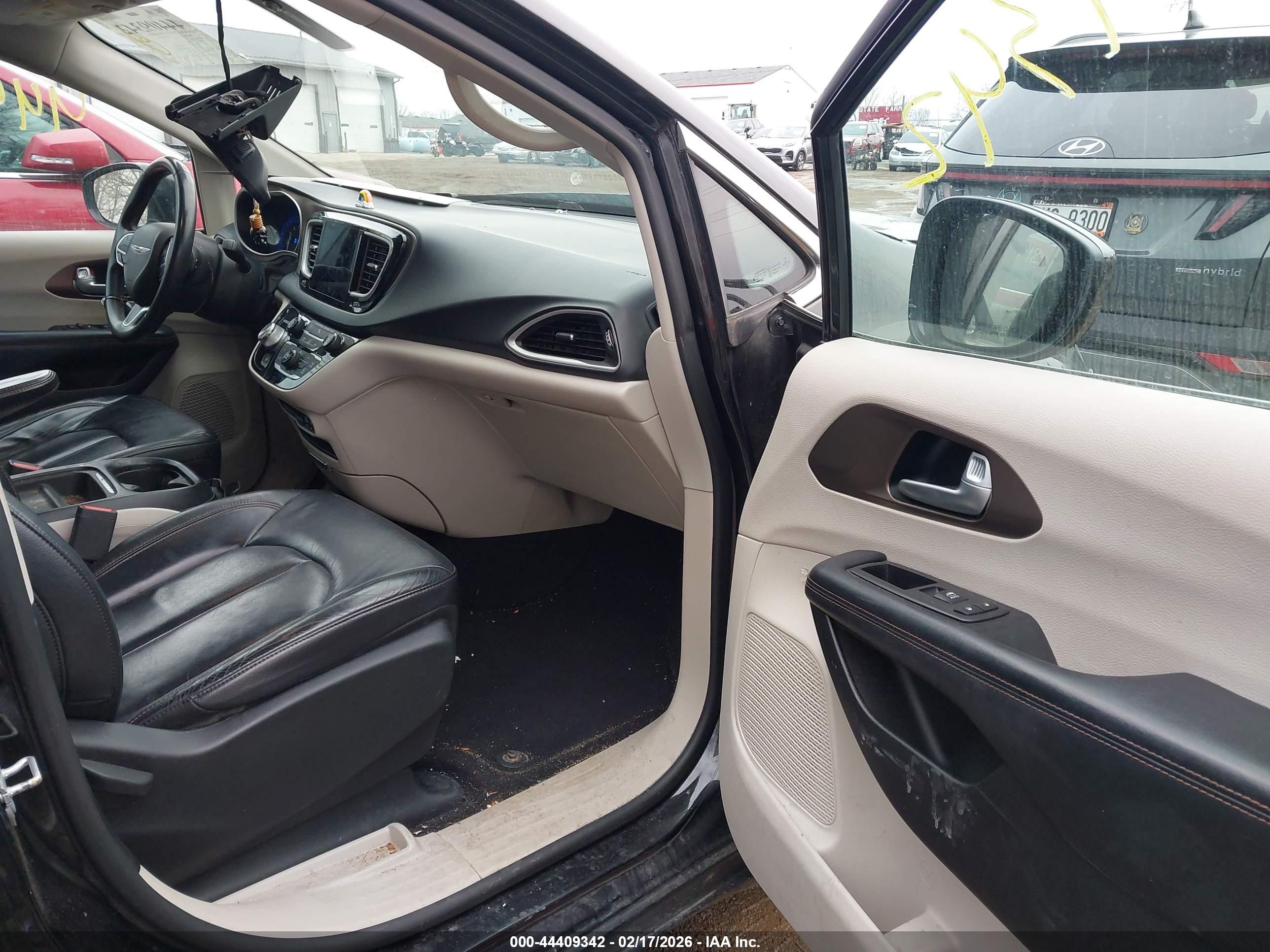 CHRYSLER PACIFICA image 5