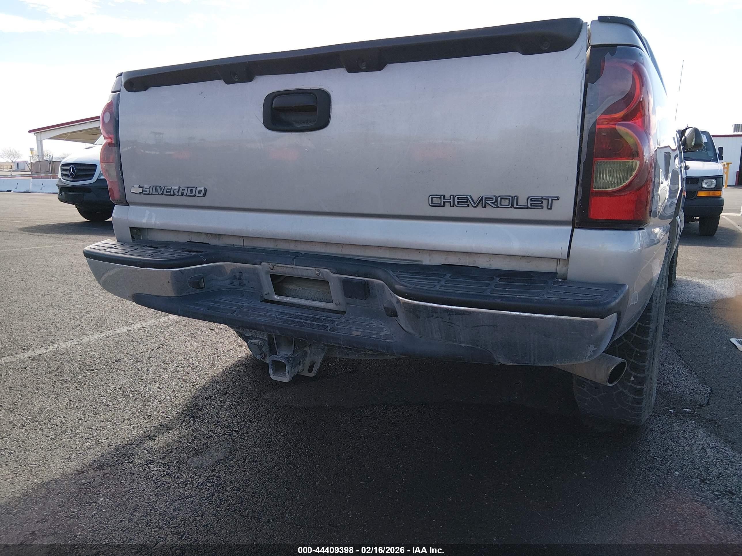 CHEVROLET SILVERADO image 6