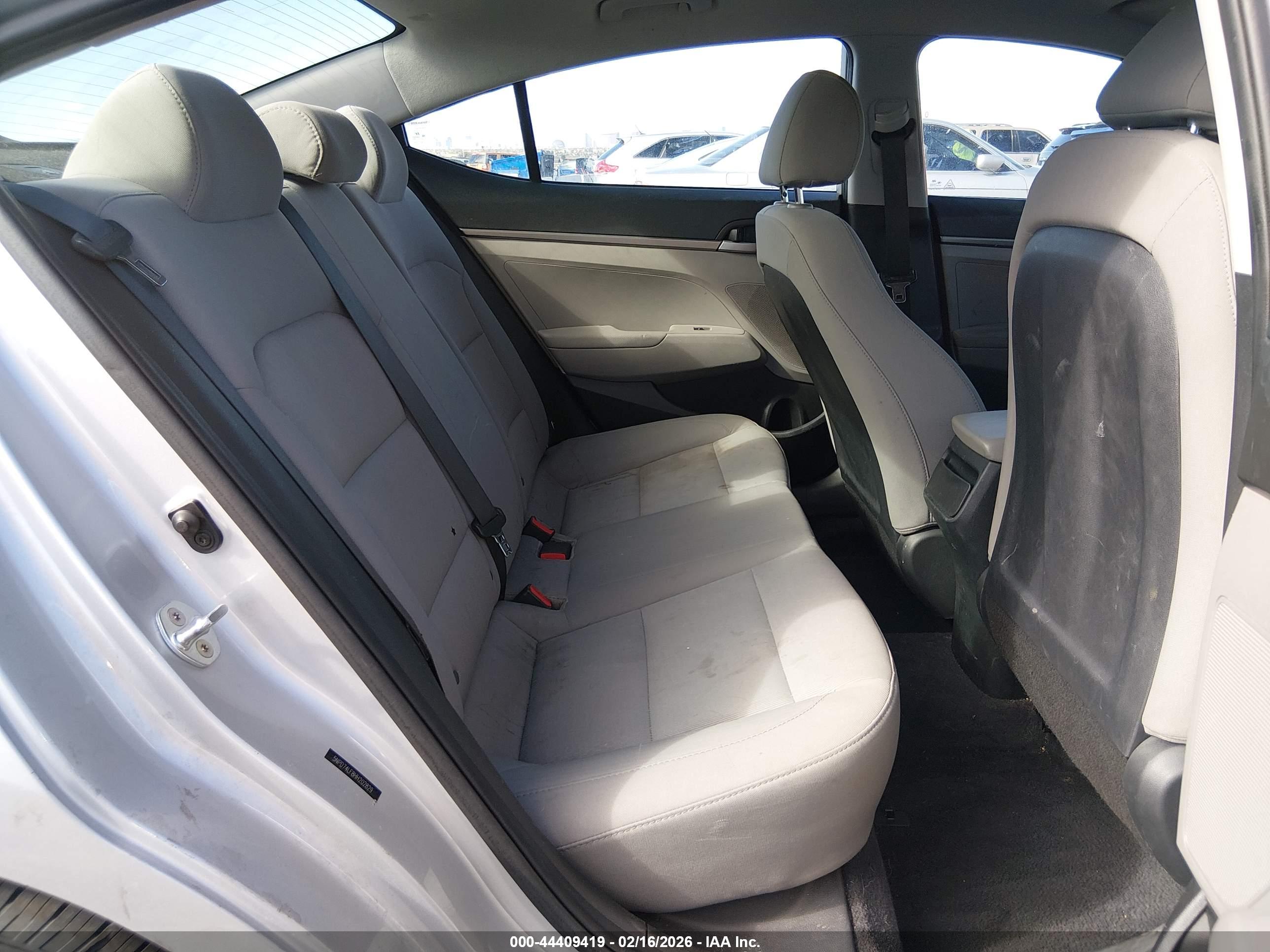 HYUNDAI ELANTRA image 8
