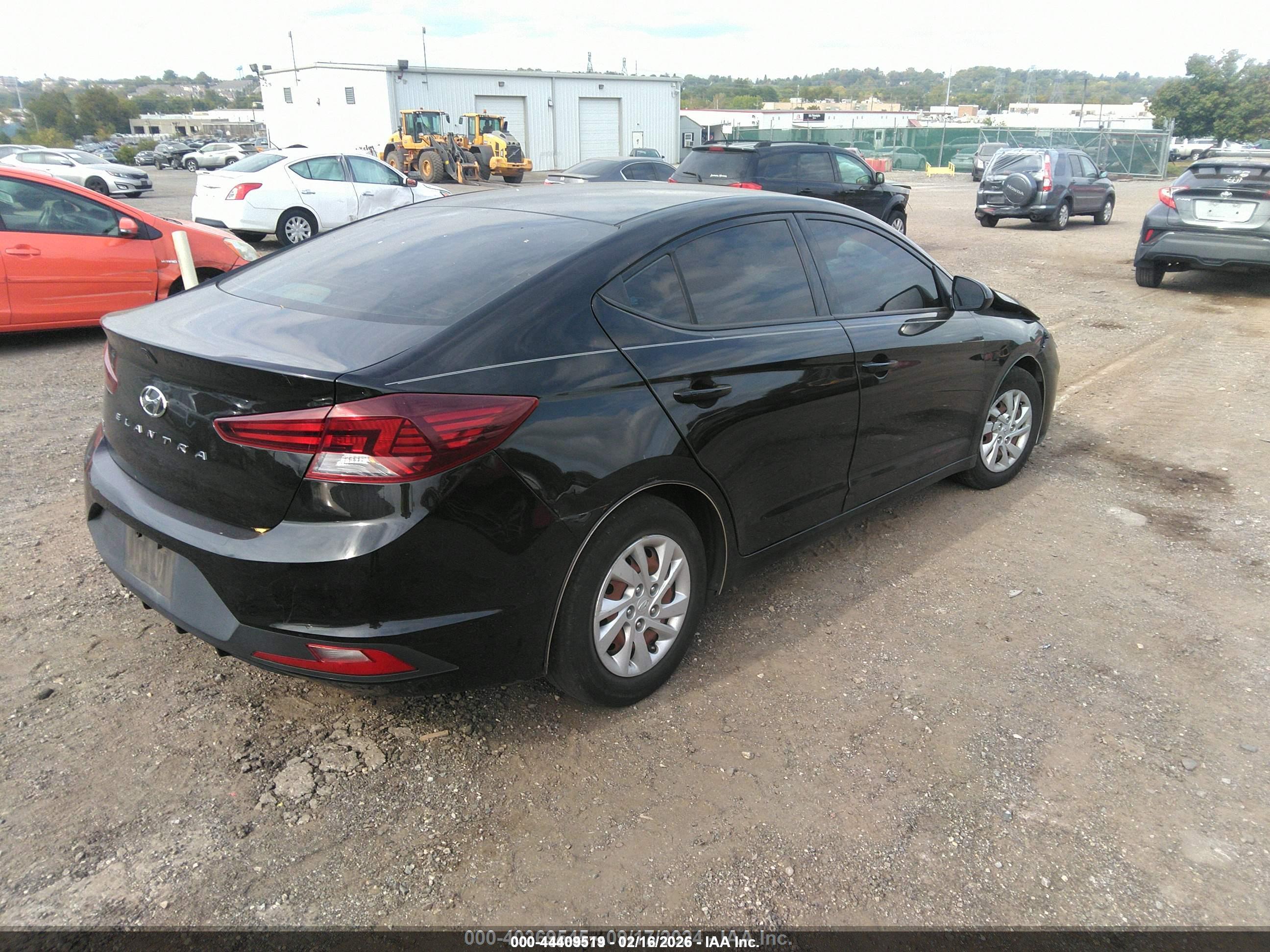 HYUNDAI ELANTRA image 4