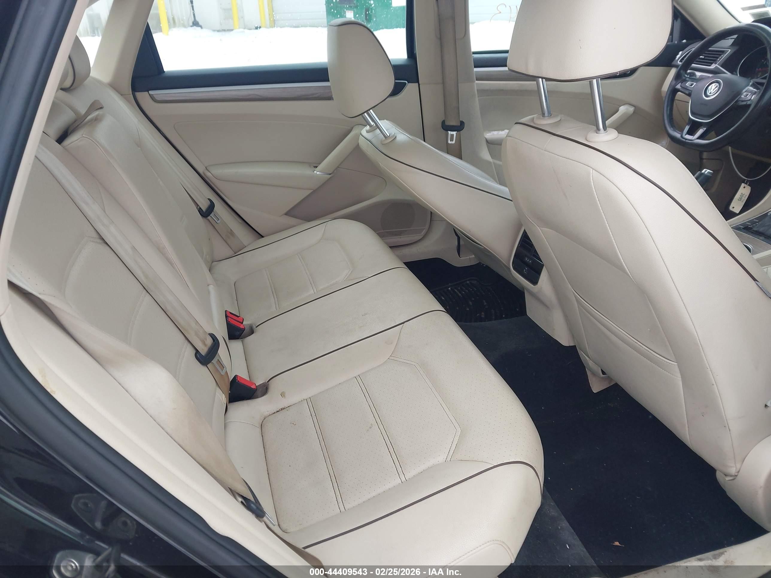 VOLKSWAGEN PASSAT image 8