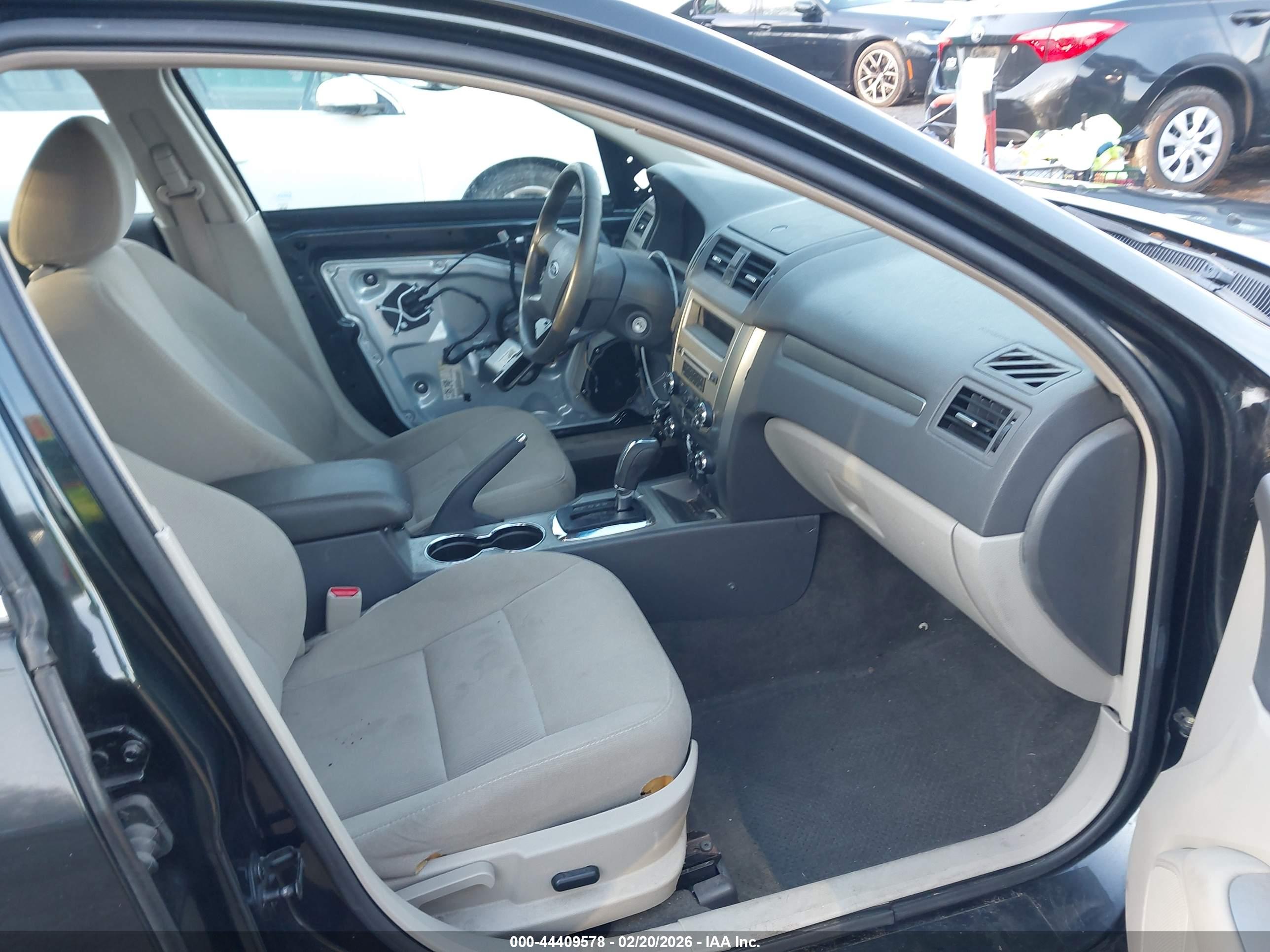 FORD FUSION image 5