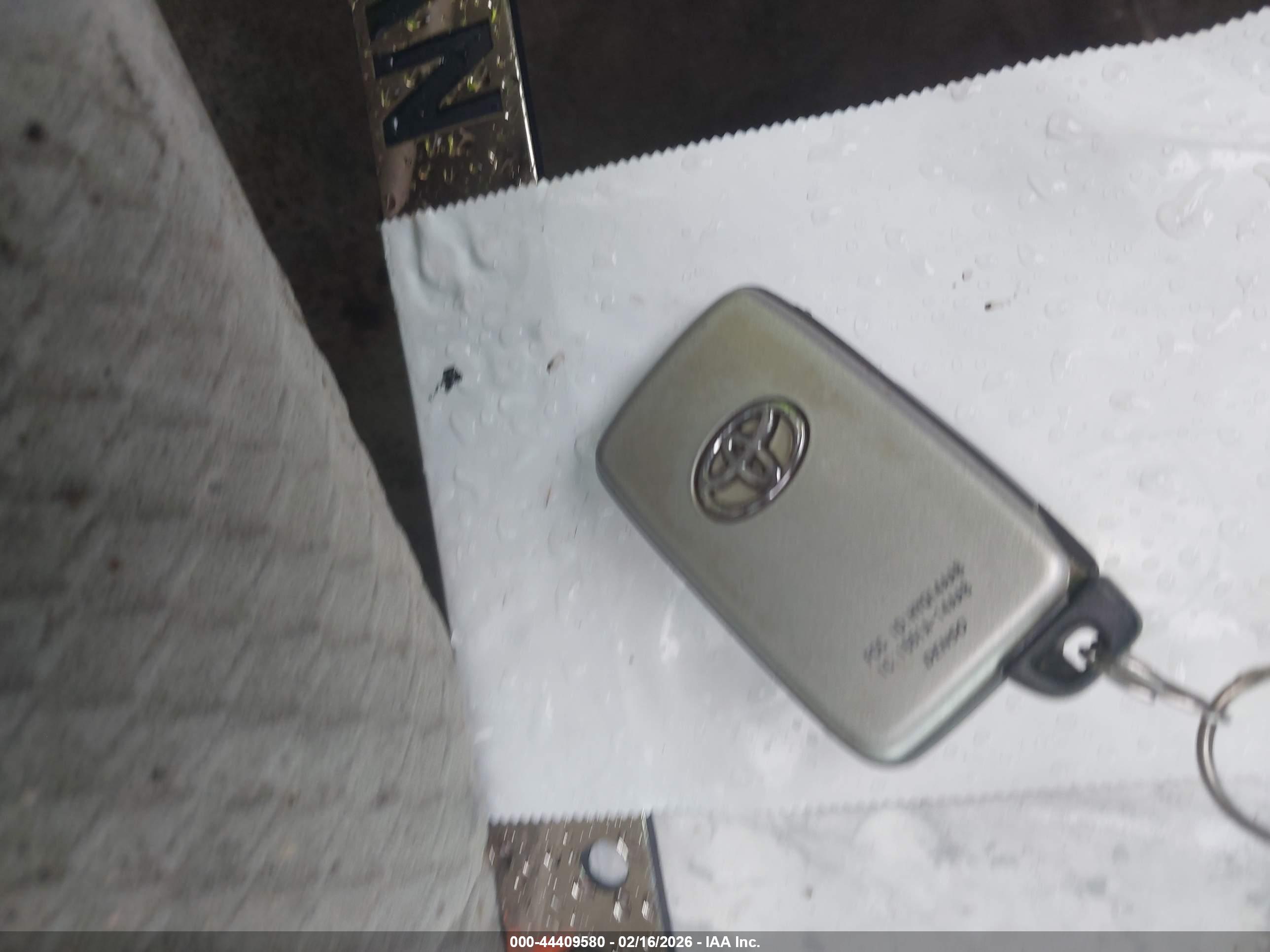 TOYOTA CAMRY image 11