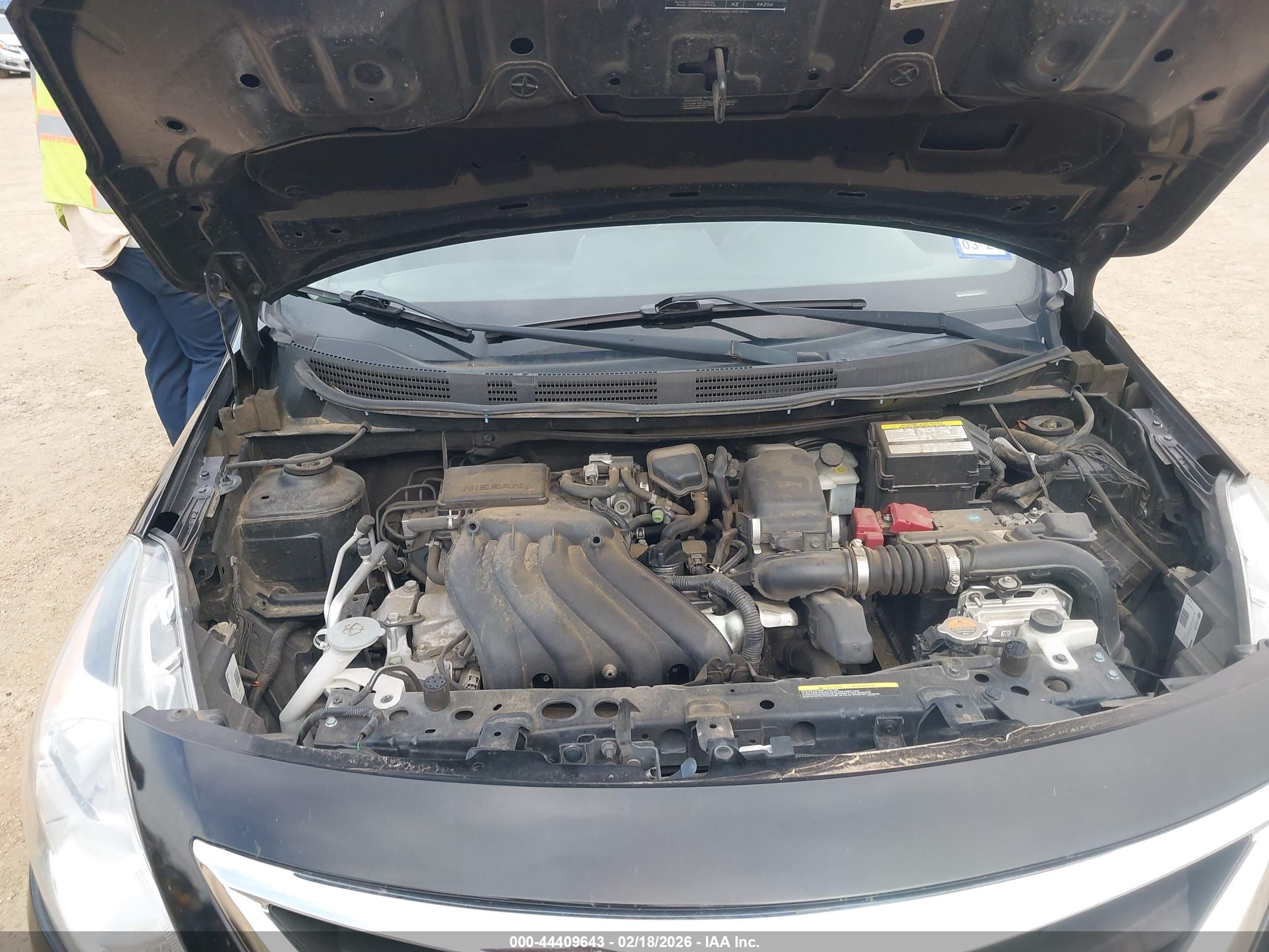 NISSAN VERSA image 10