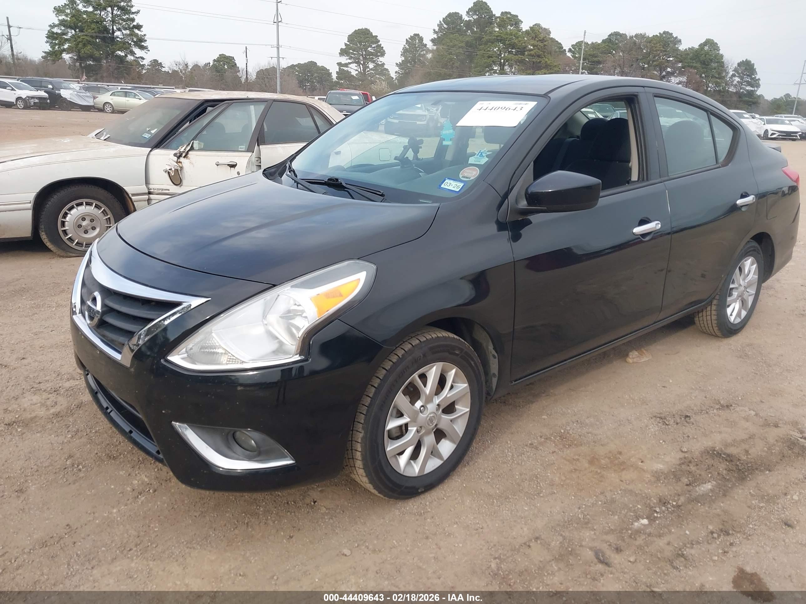 NISSAN VERSA image 2