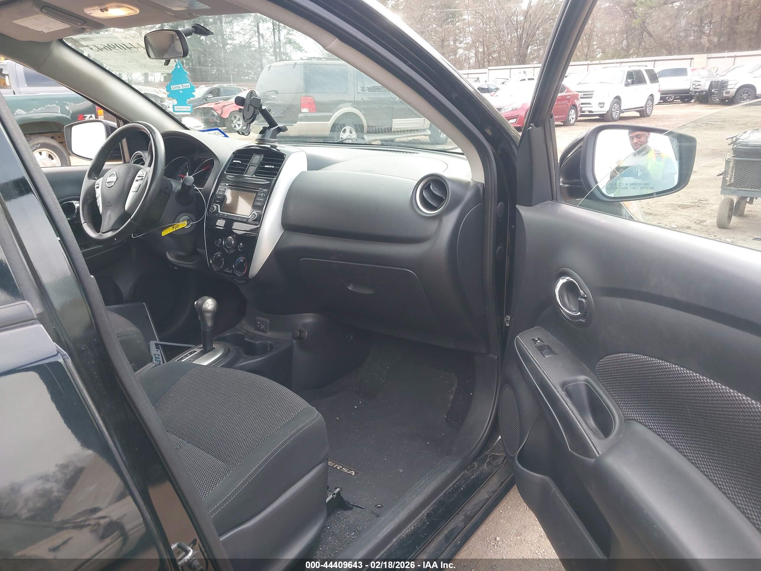NISSAN VERSA image 5