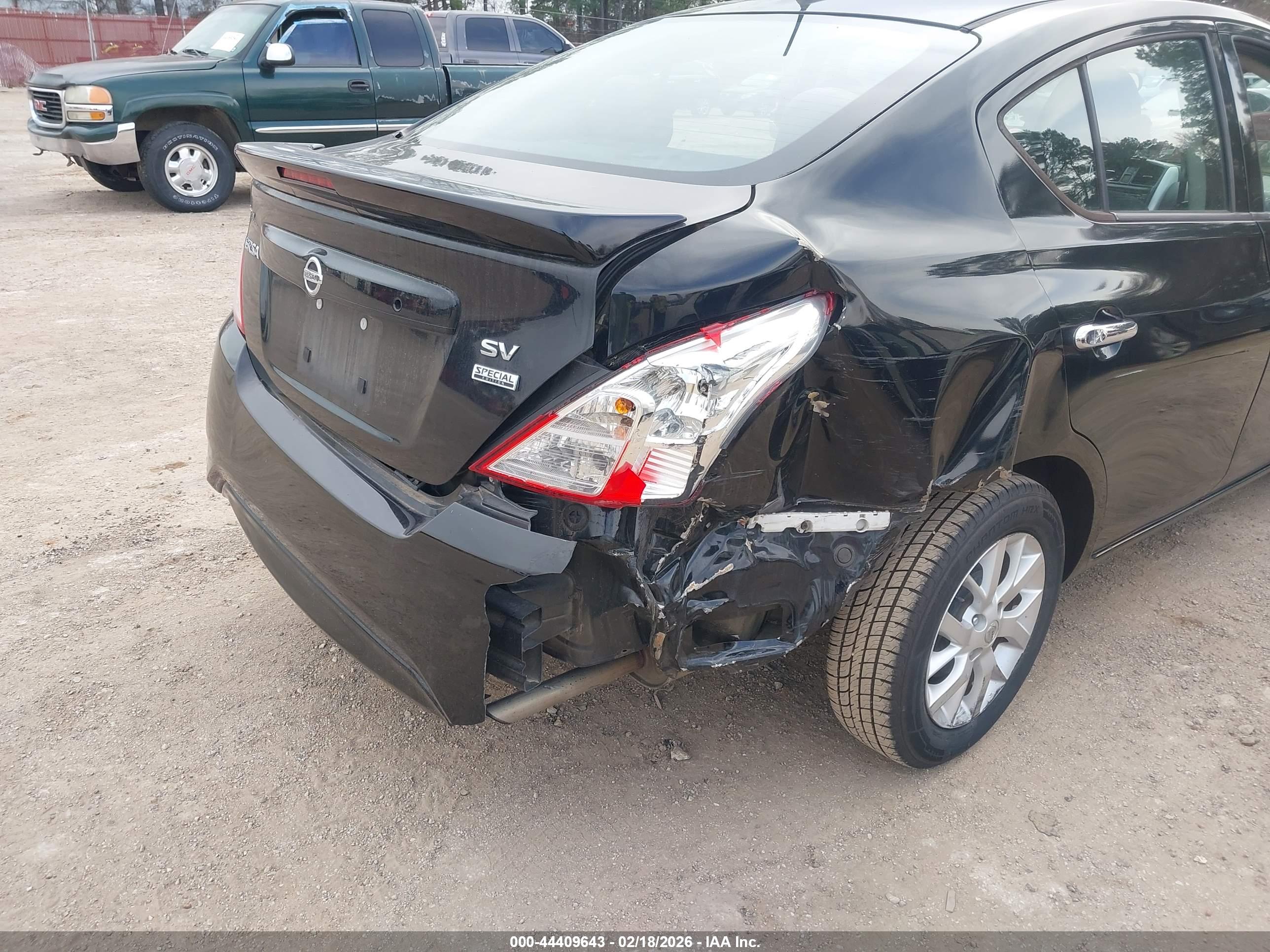 NISSAN VERSA image 6