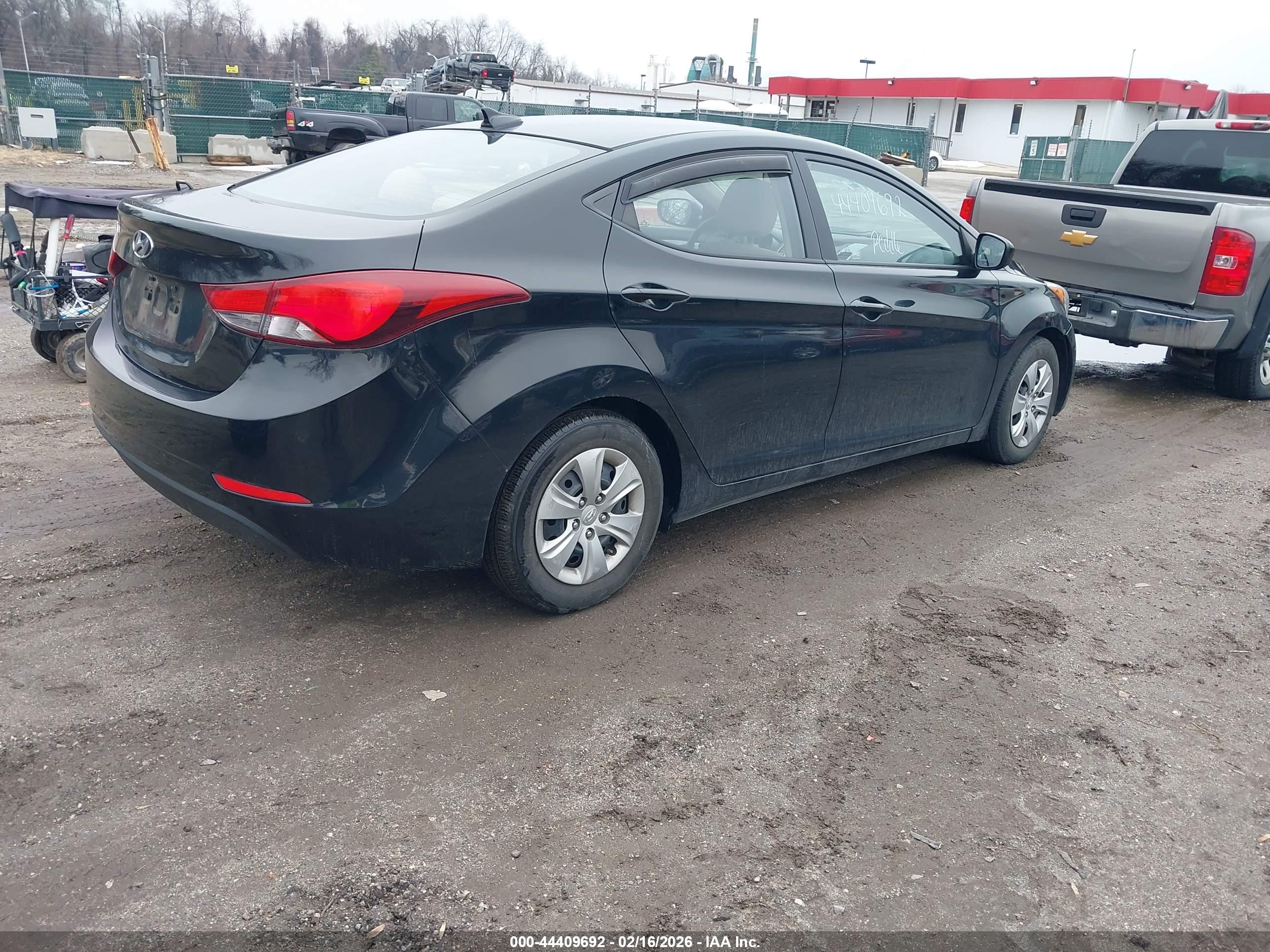HYUNDAI ELANTRA image 4