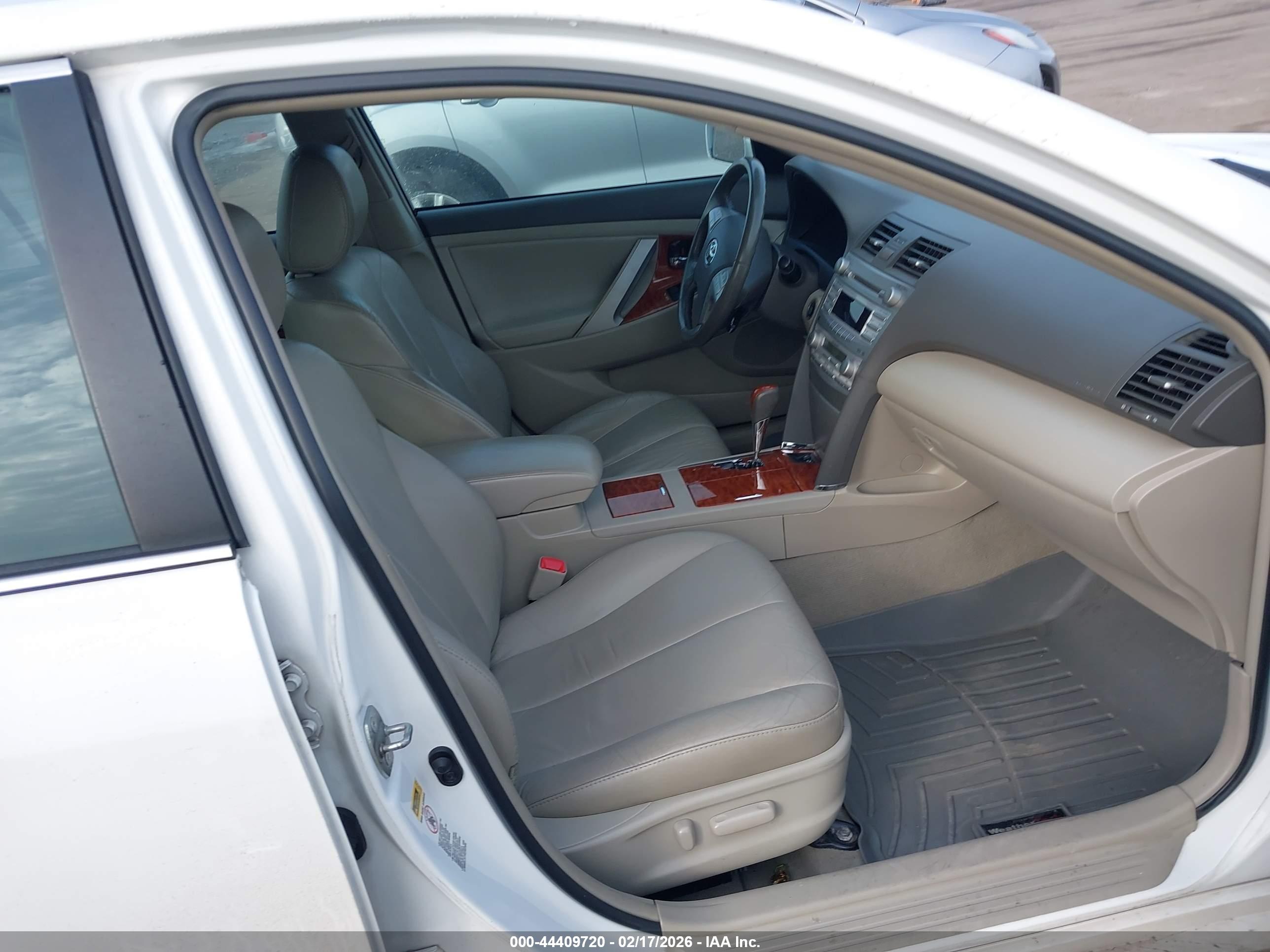 TOYOTA CAMRY image 5