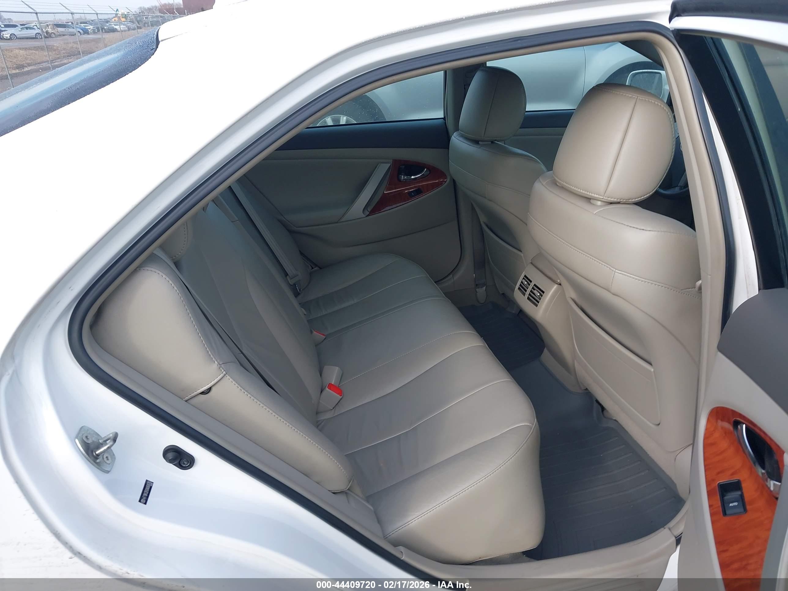TOYOTA CAMRY image 8