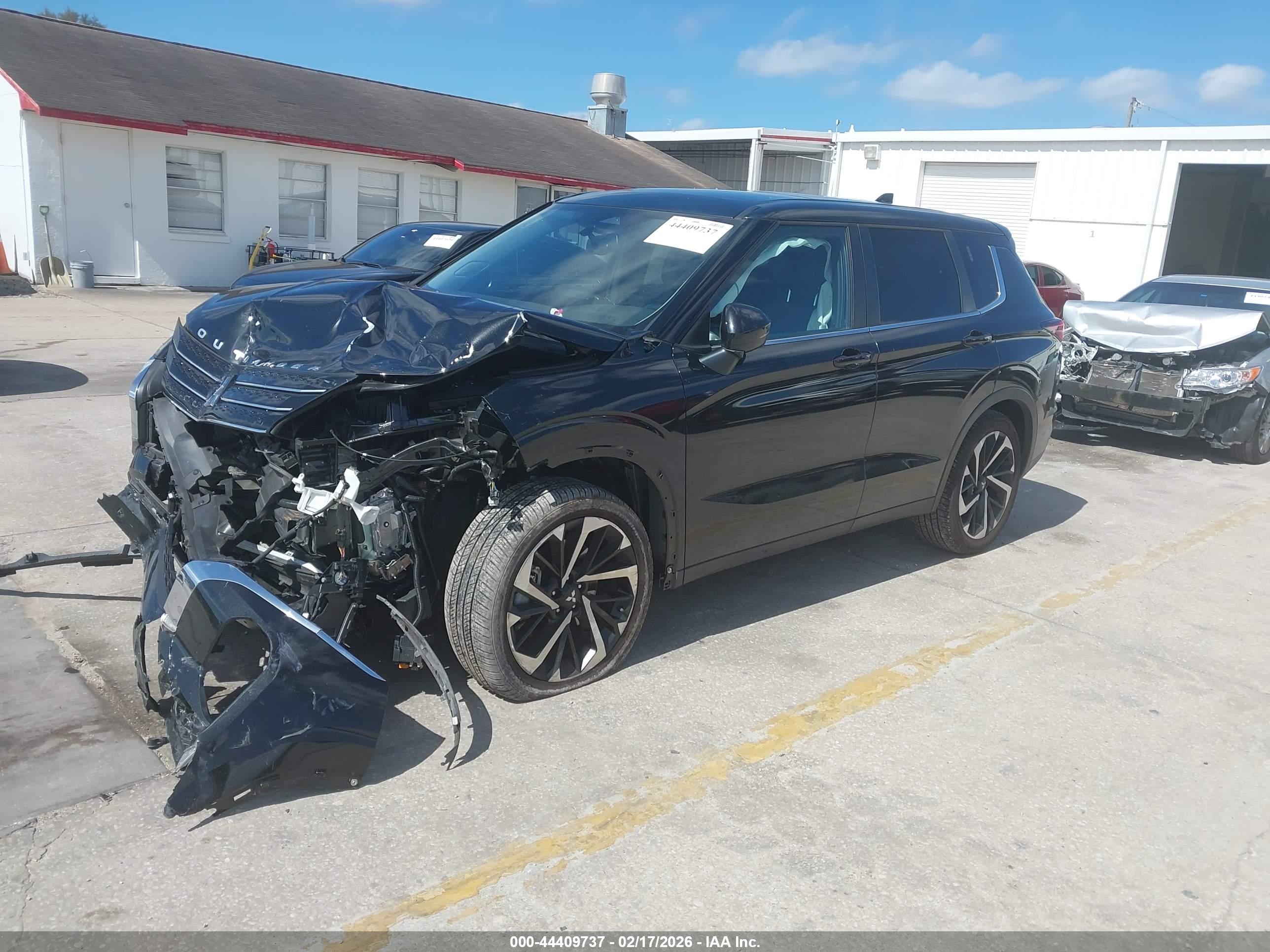 MITSUBISHI OUTLANDER image 2