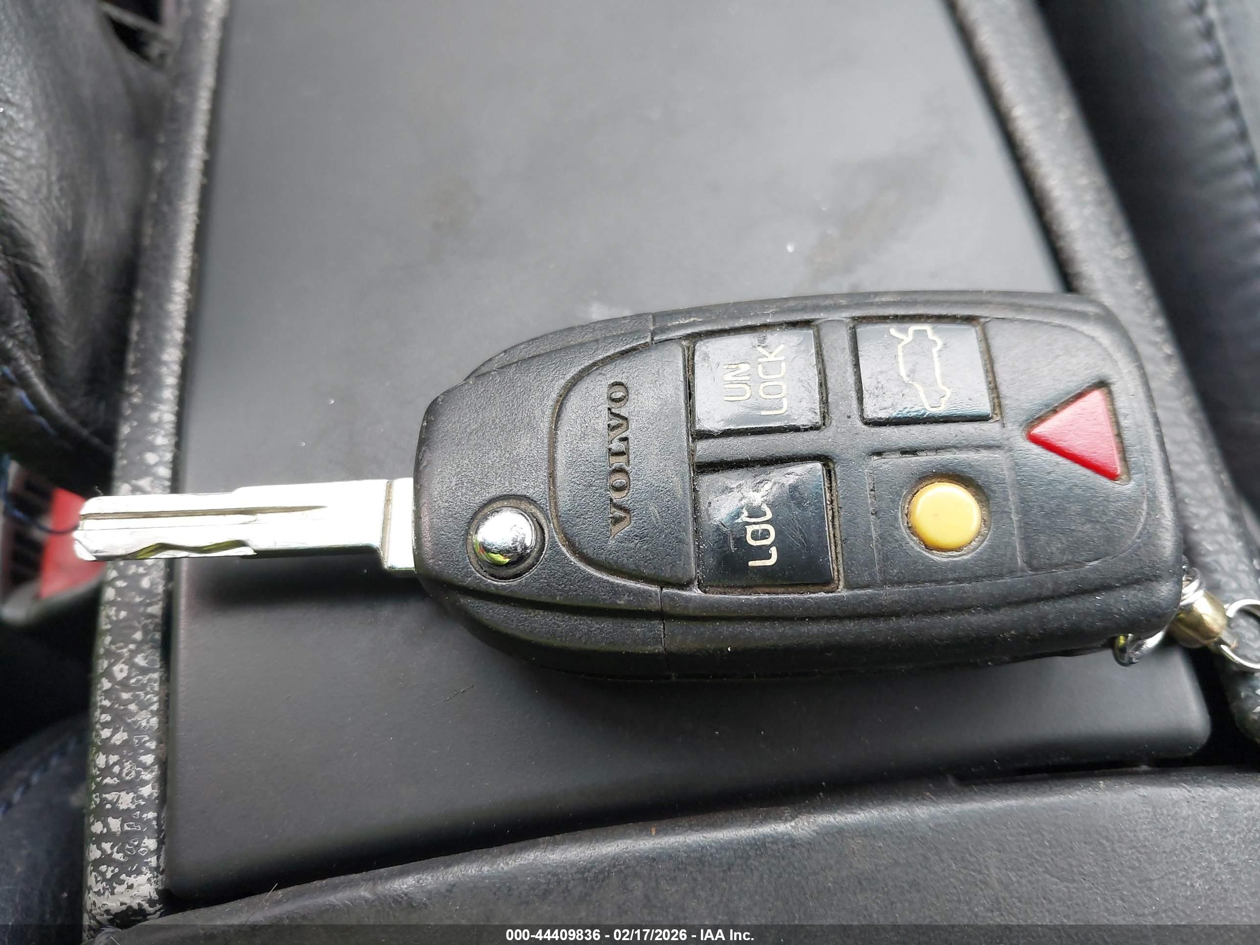 VOLVO V70 image 11