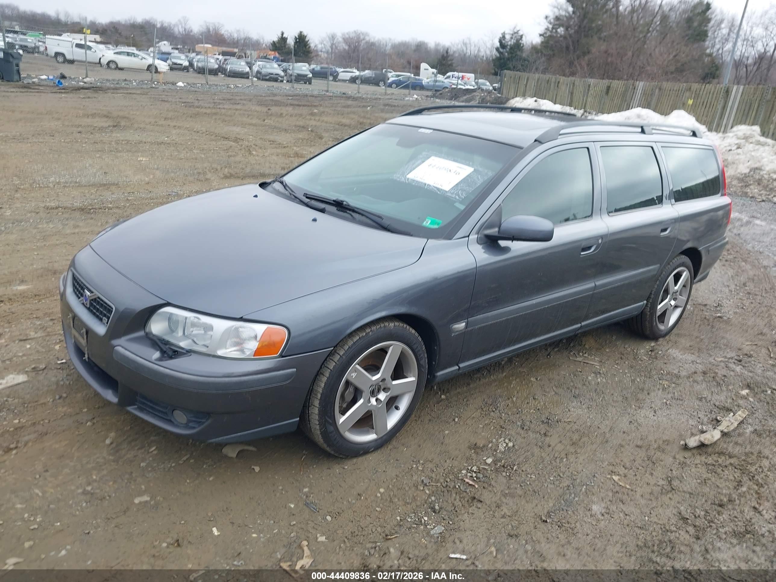 VOLVO V70 image 2