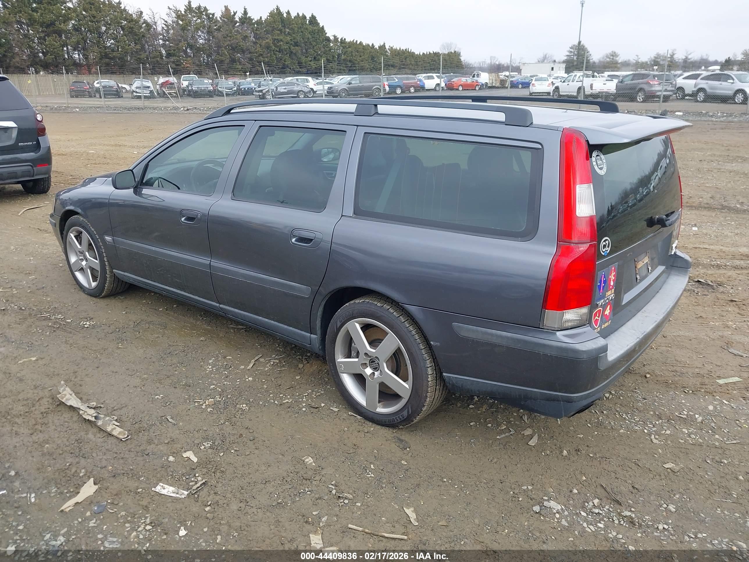VOLVO V70 image 3