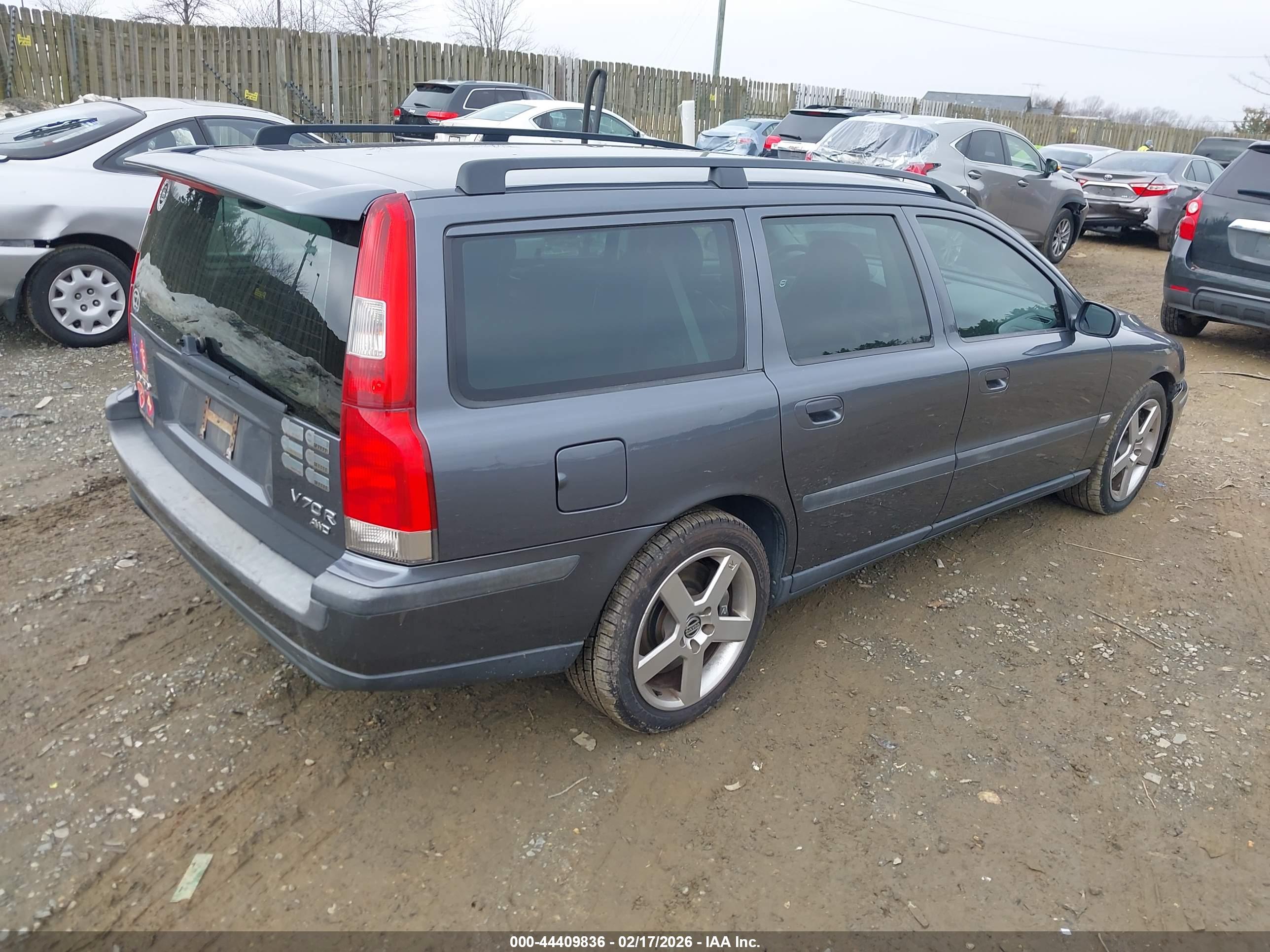 VOLVO V70 image 4