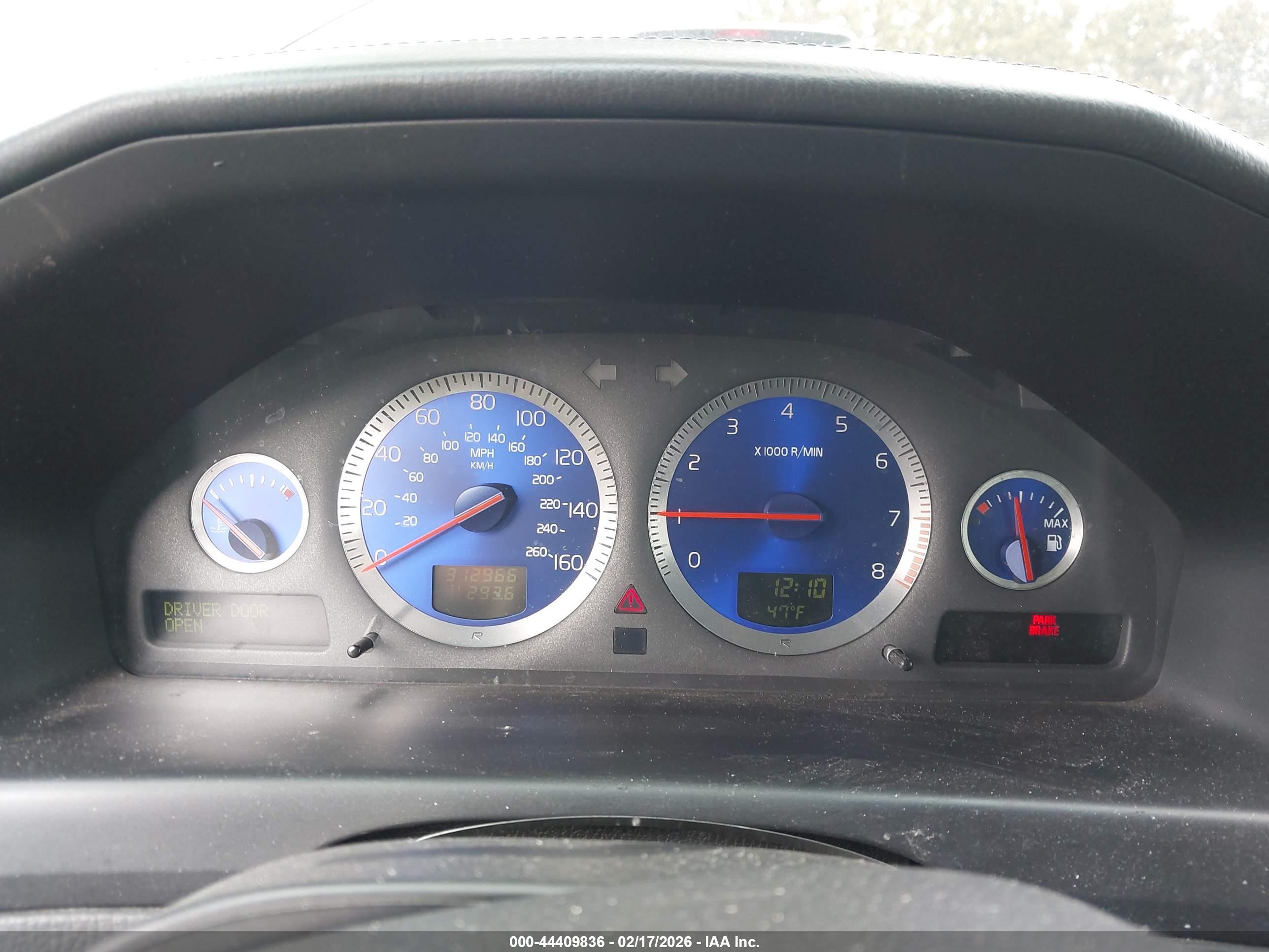 VOLVO V70 image 7