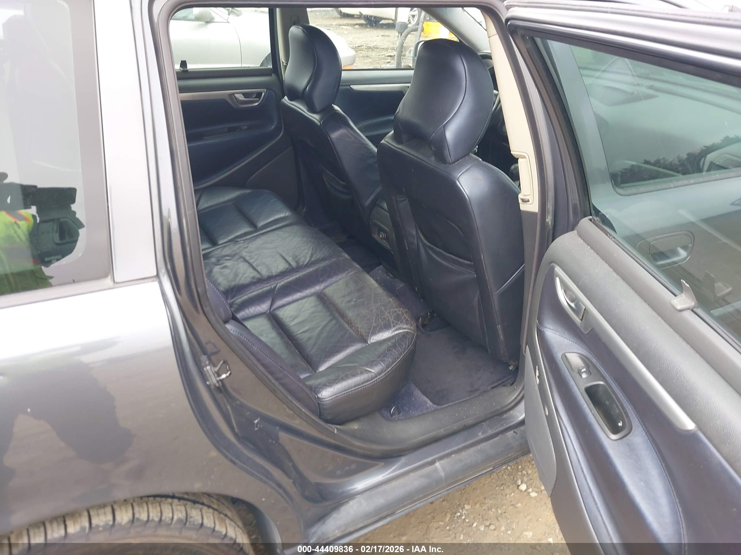 VOLVO V70 image 8