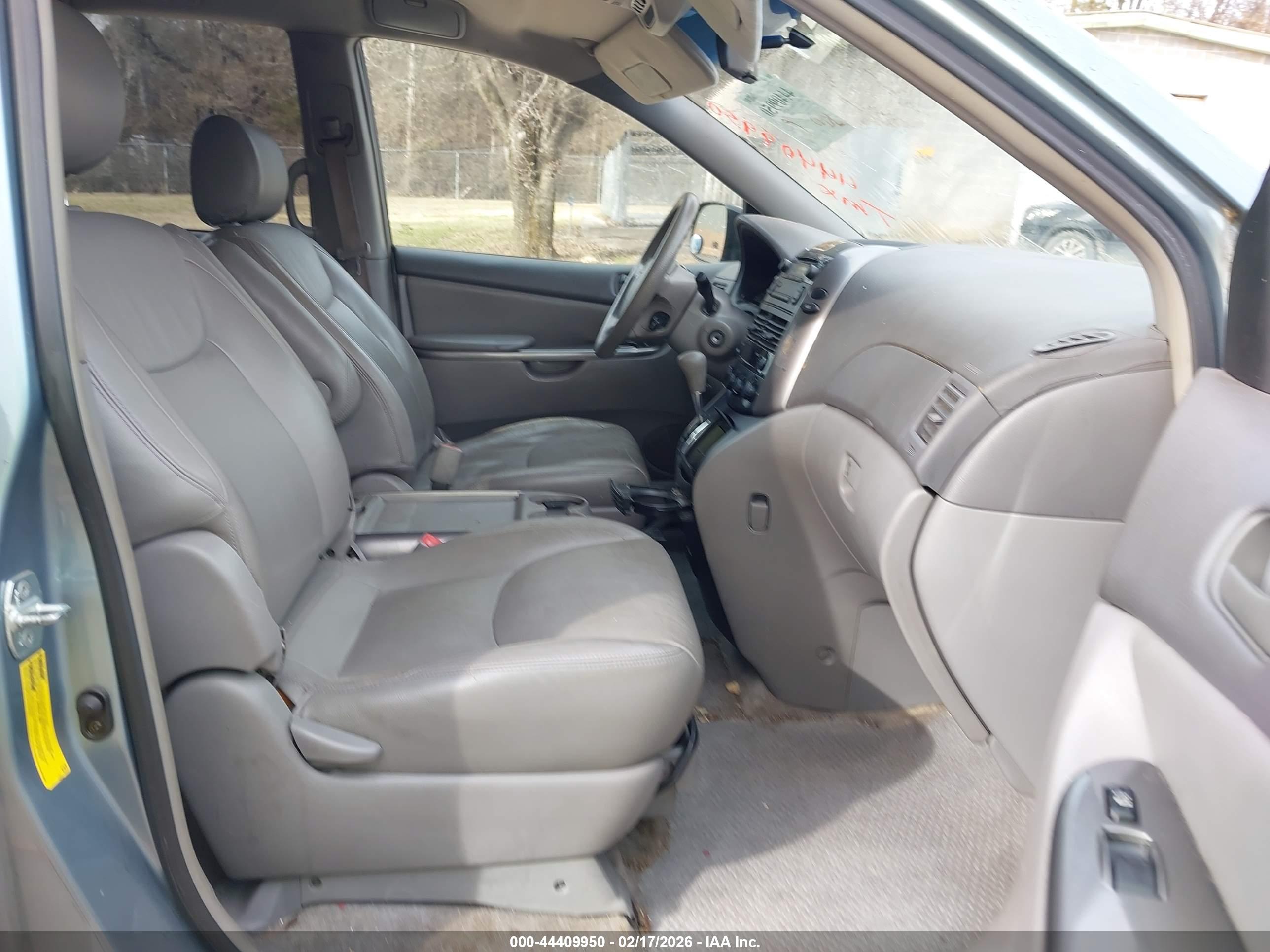 TOYOTA SIENNA image 5
