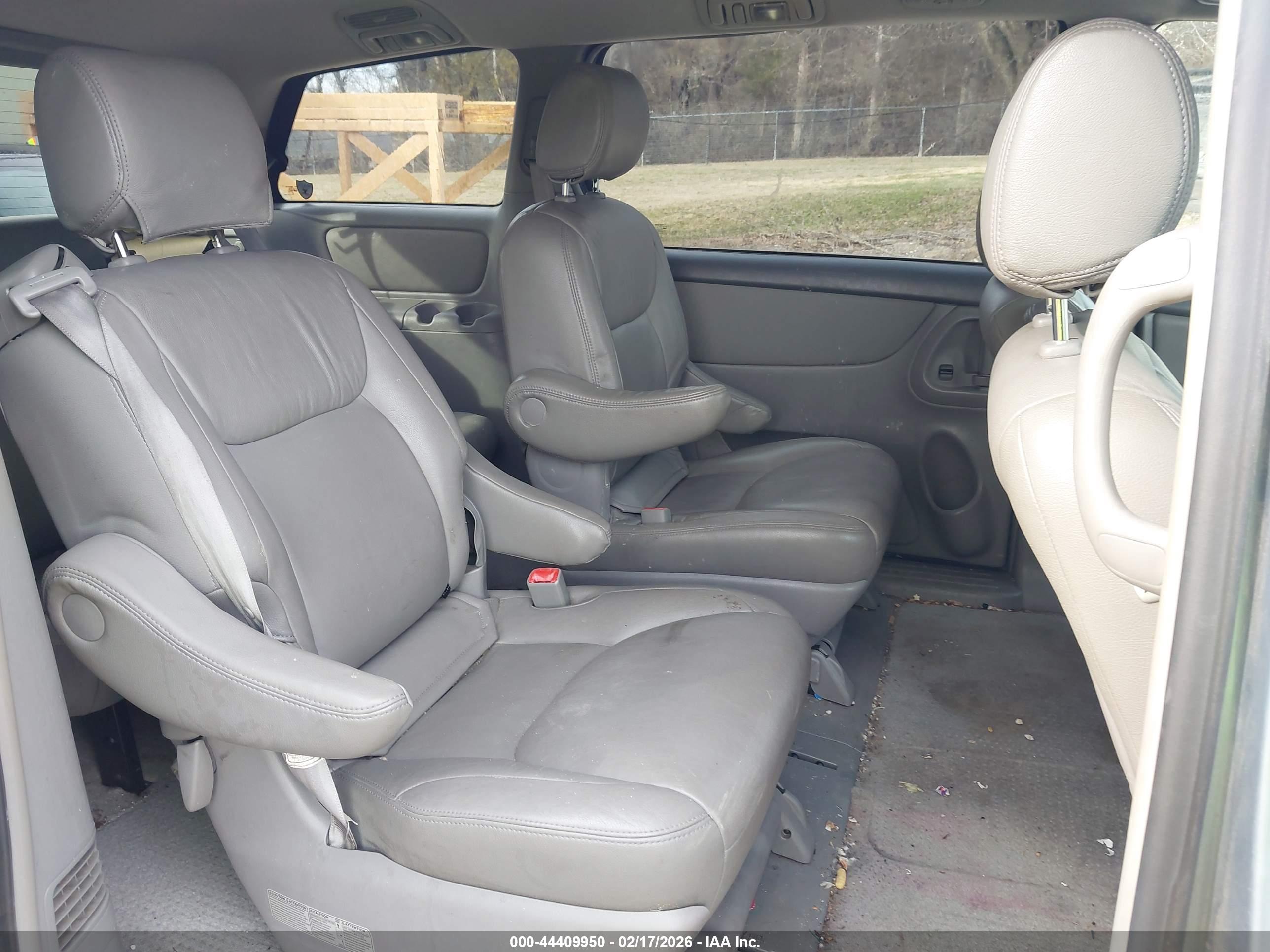TOYOTA SIENNA image 8