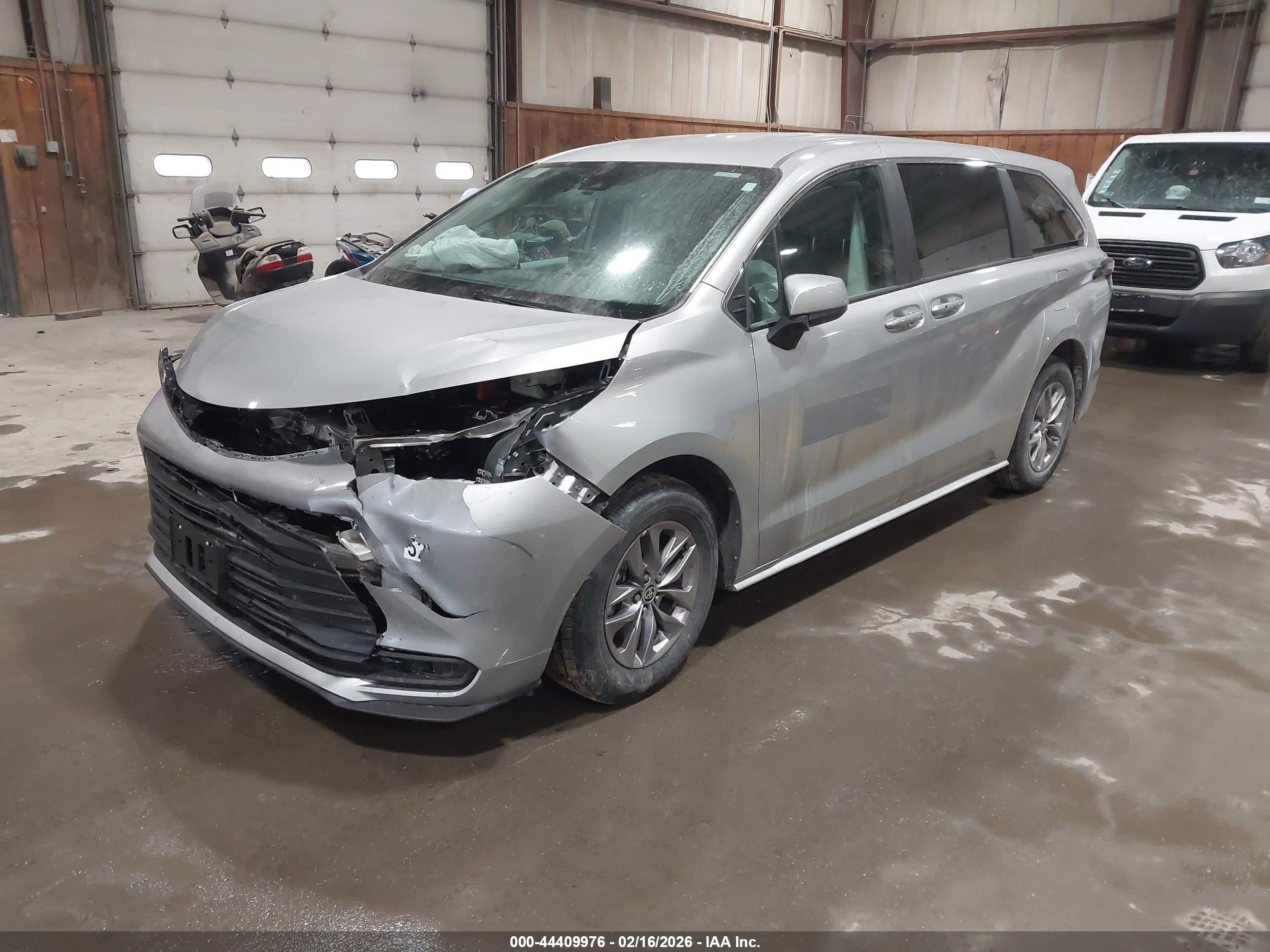 TOYOTA SIENNA image 2