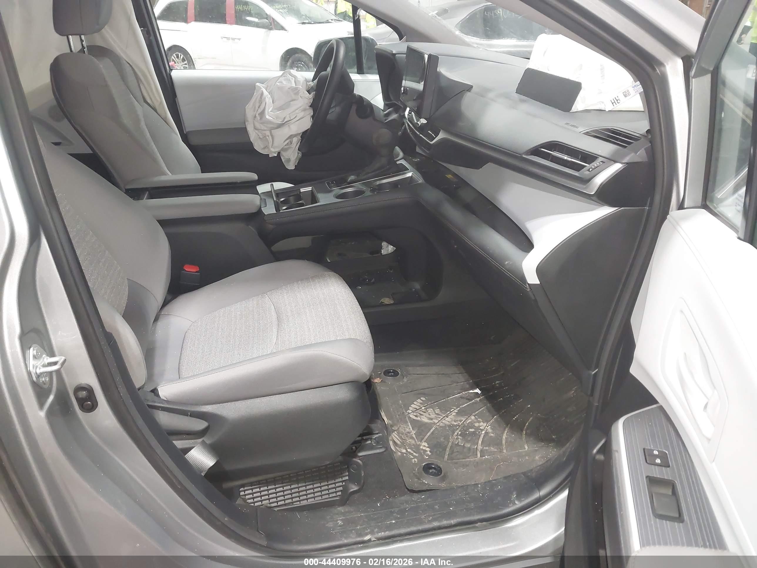 TOYOTA SIENNA image 5