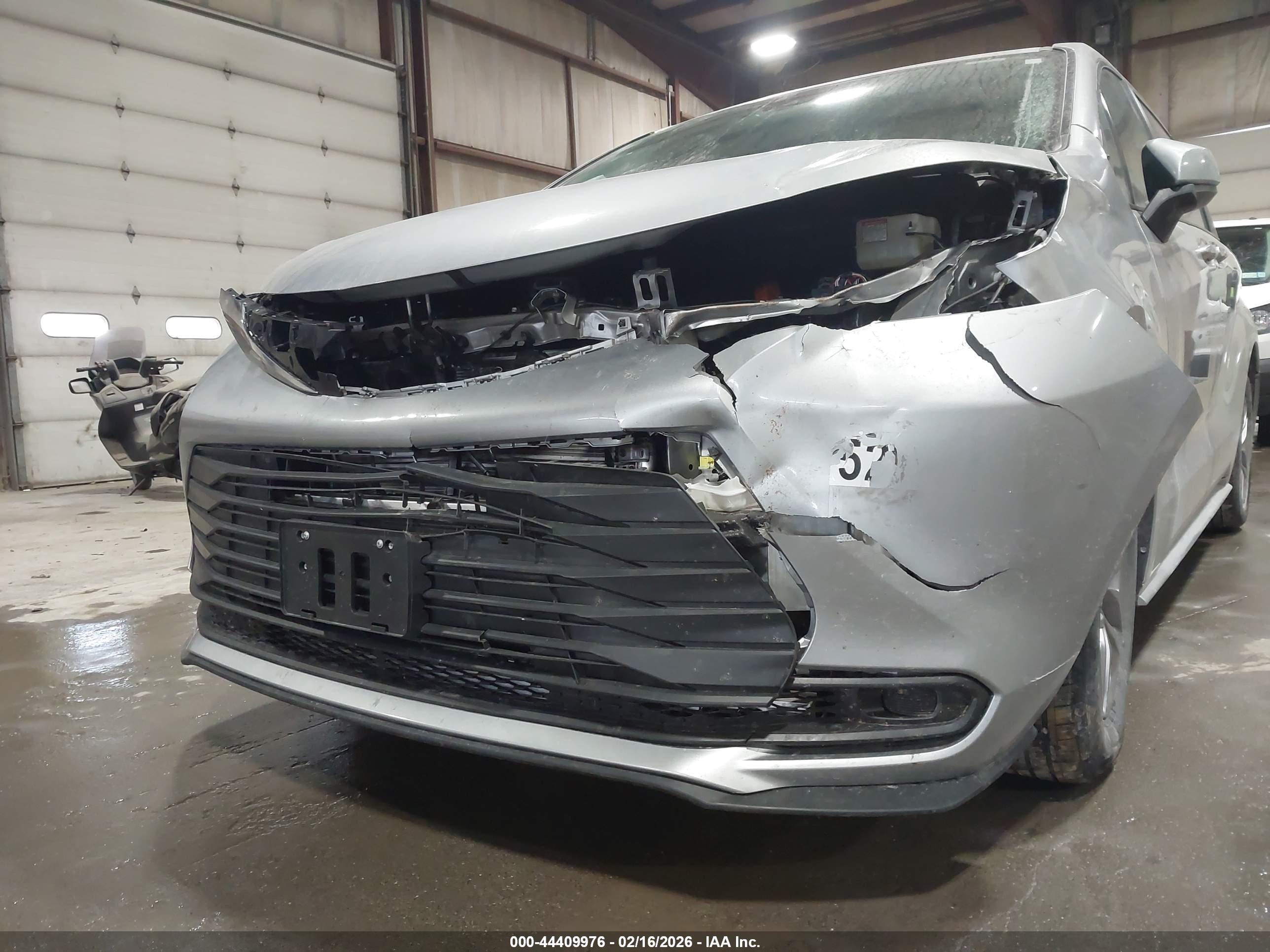 TOYOTA SIENNA image 6