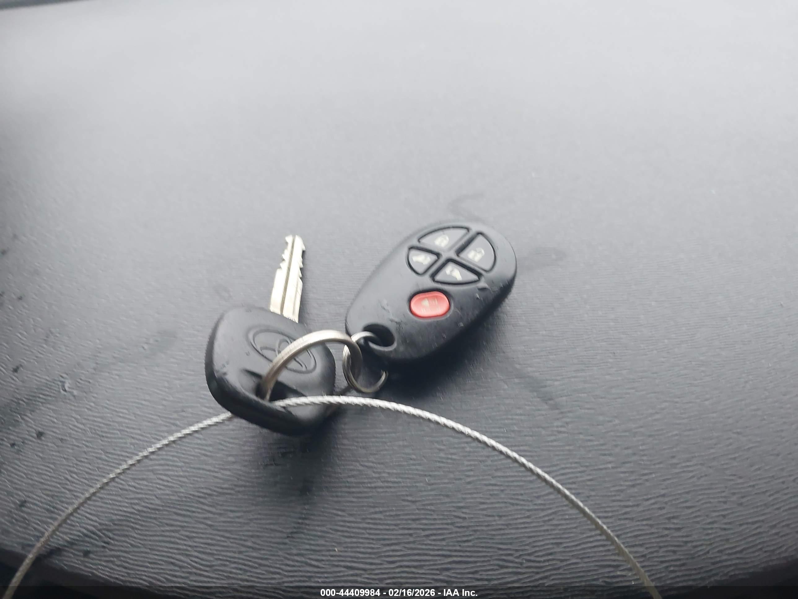 TOYOTA SIENNA image 11