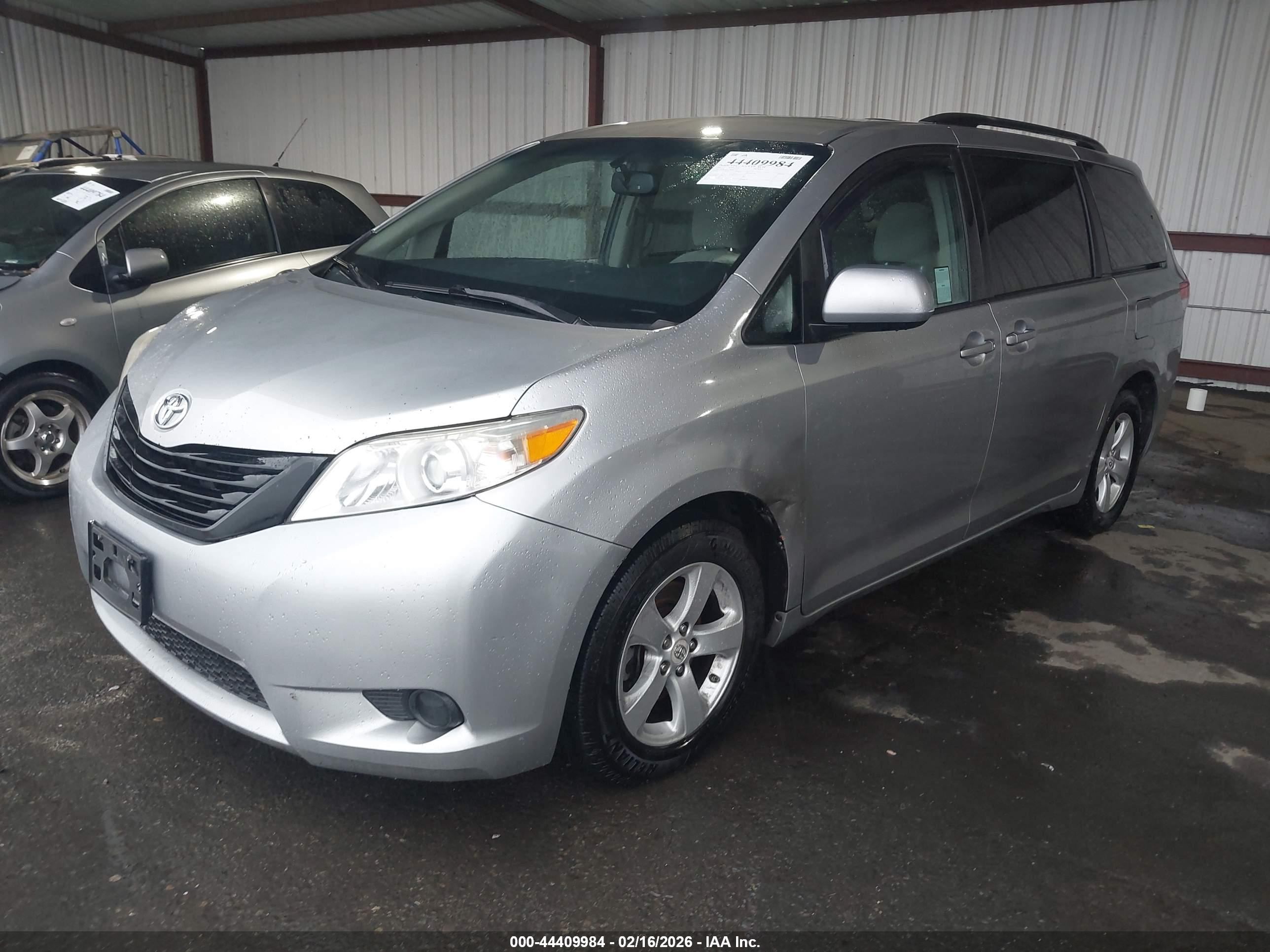 TOYOTA SIENNA image 2
