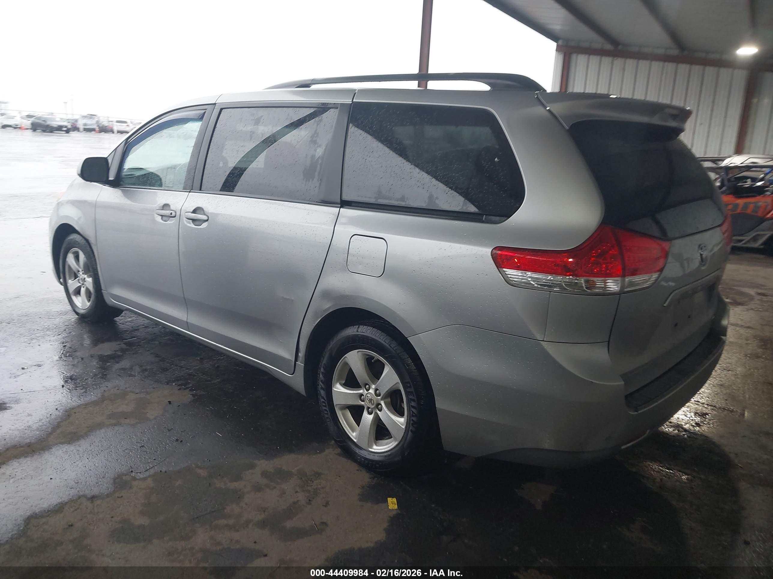 TOYOTA SIENNA image 3