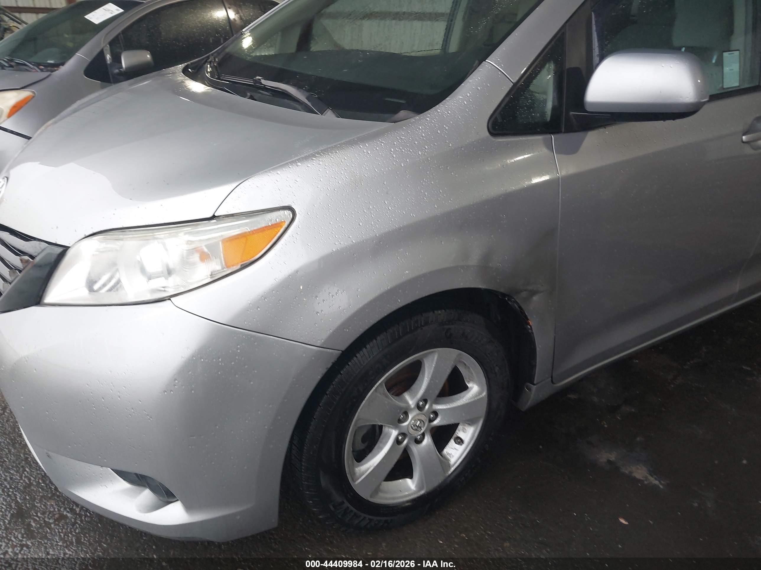 TOYOTA SIENNA image 6