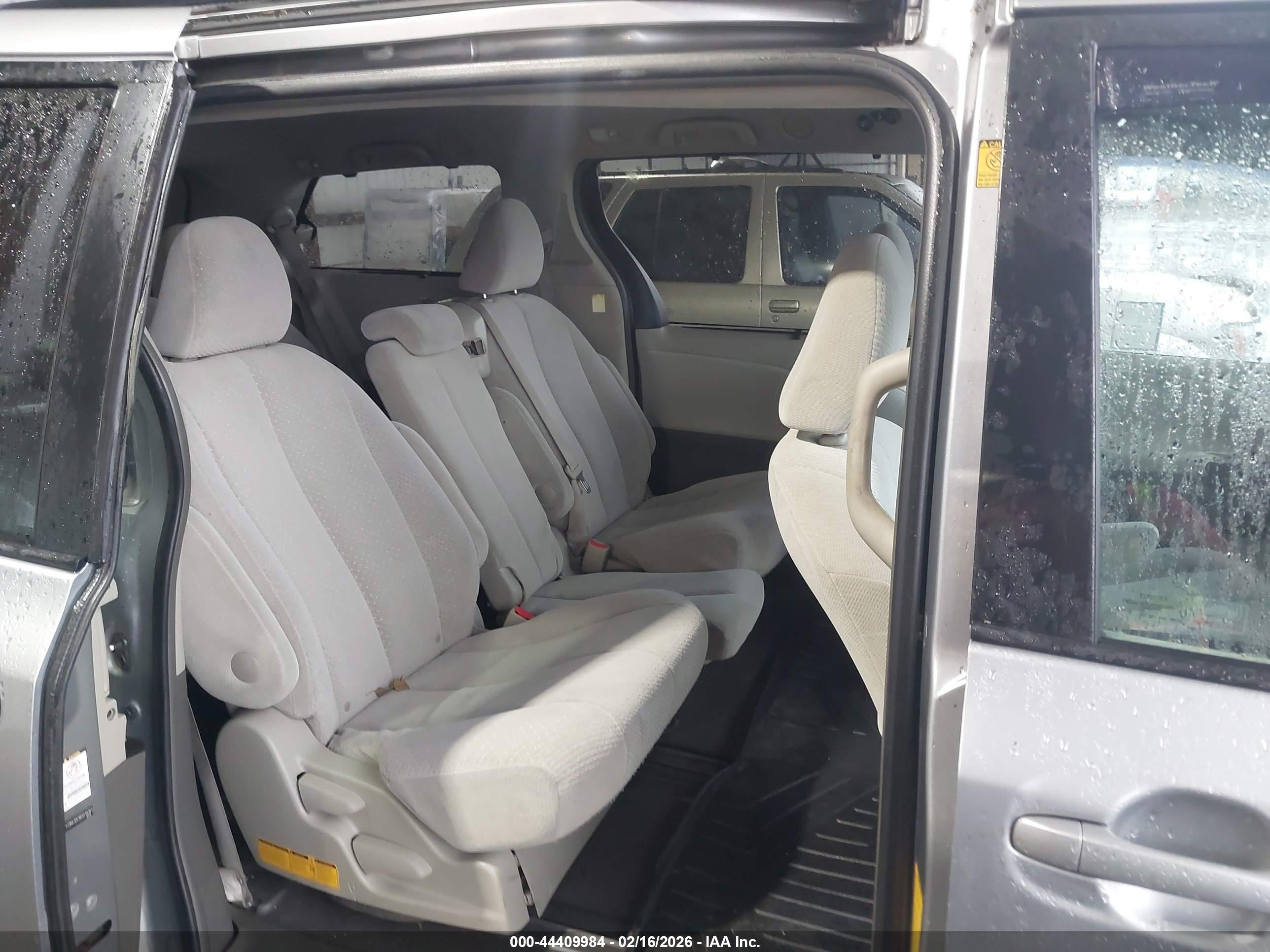 TOYOTA SIENNA image 8