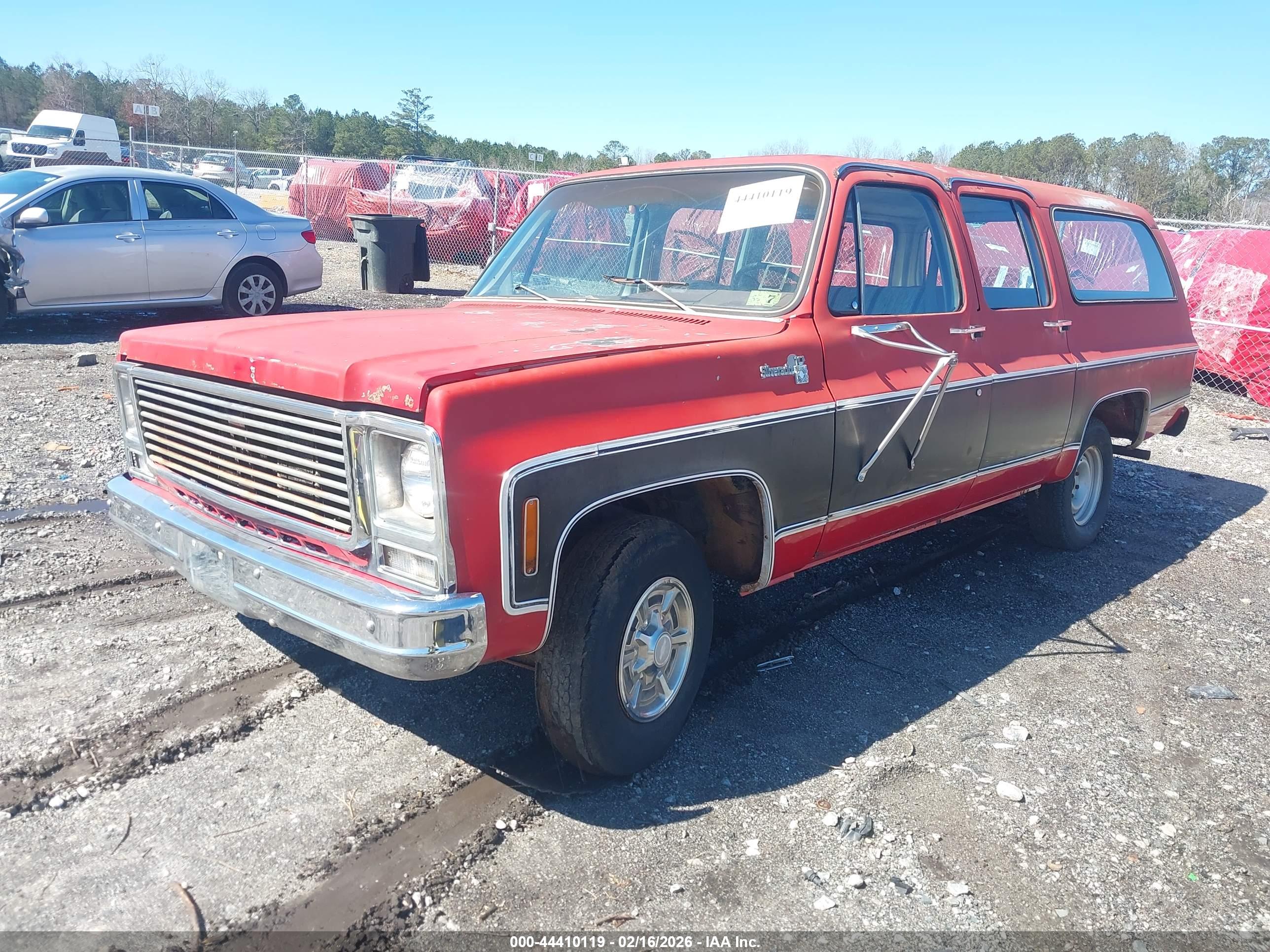 CHEVROLET SUBURBAN image 2