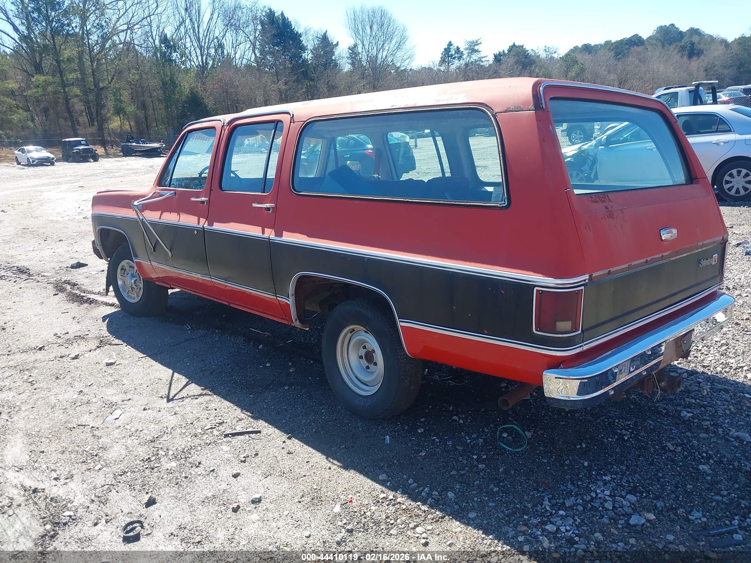 CHEVROLET SUBURBAN image 3