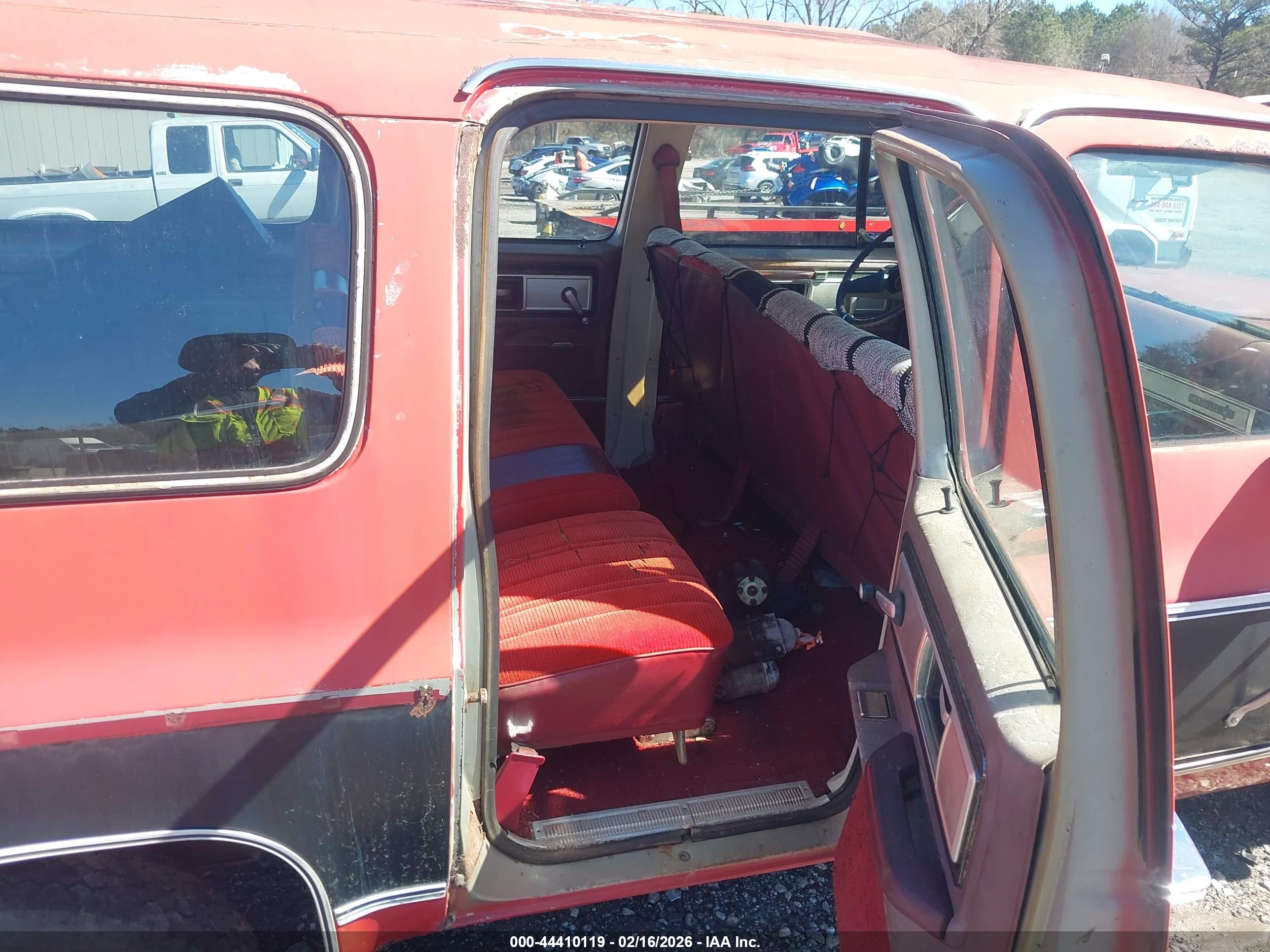 CHEVROLET SUBURBAN image 7