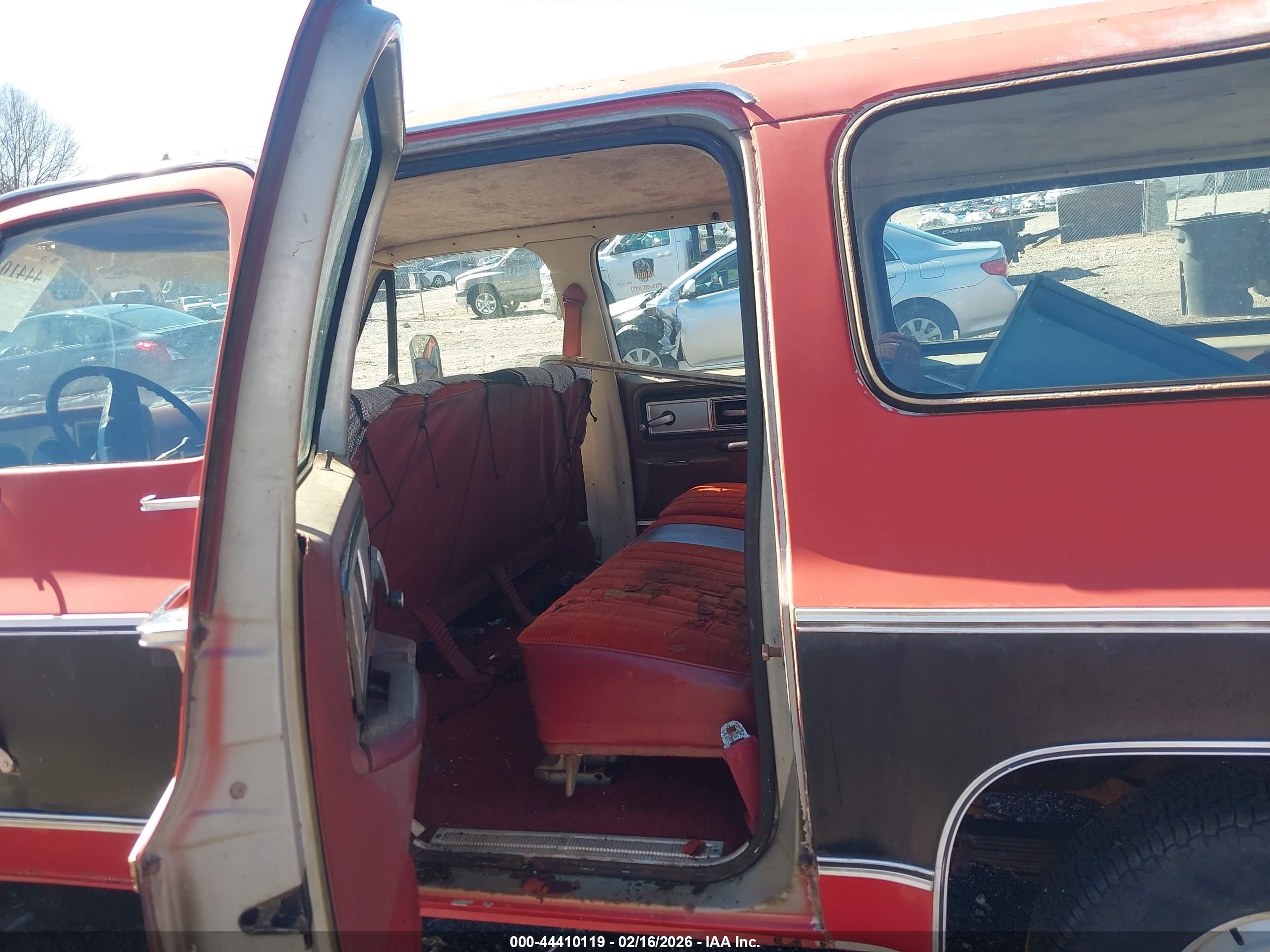 CHEVROLET SUBURBAN image 8