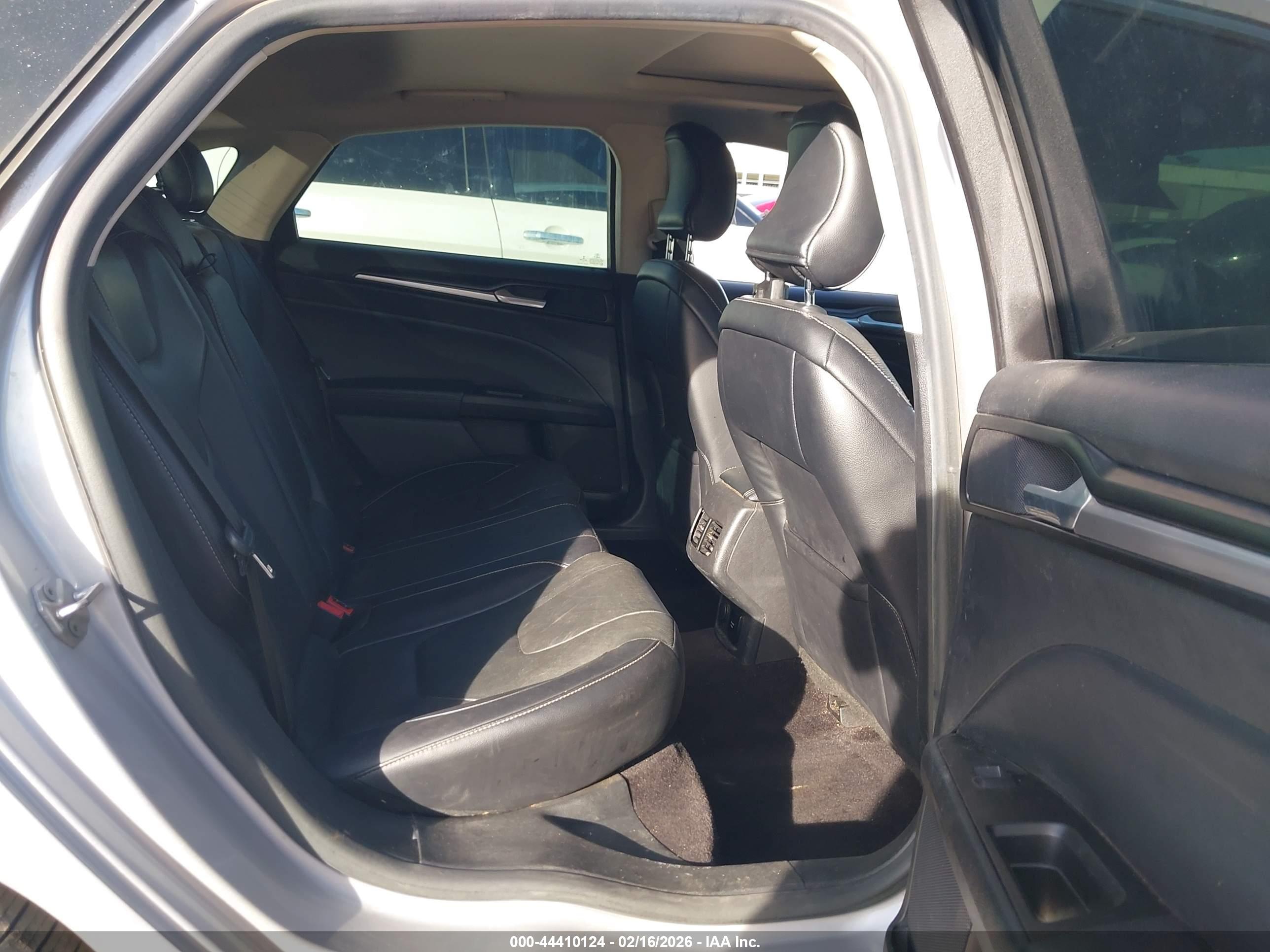FORD FUSION image 8
