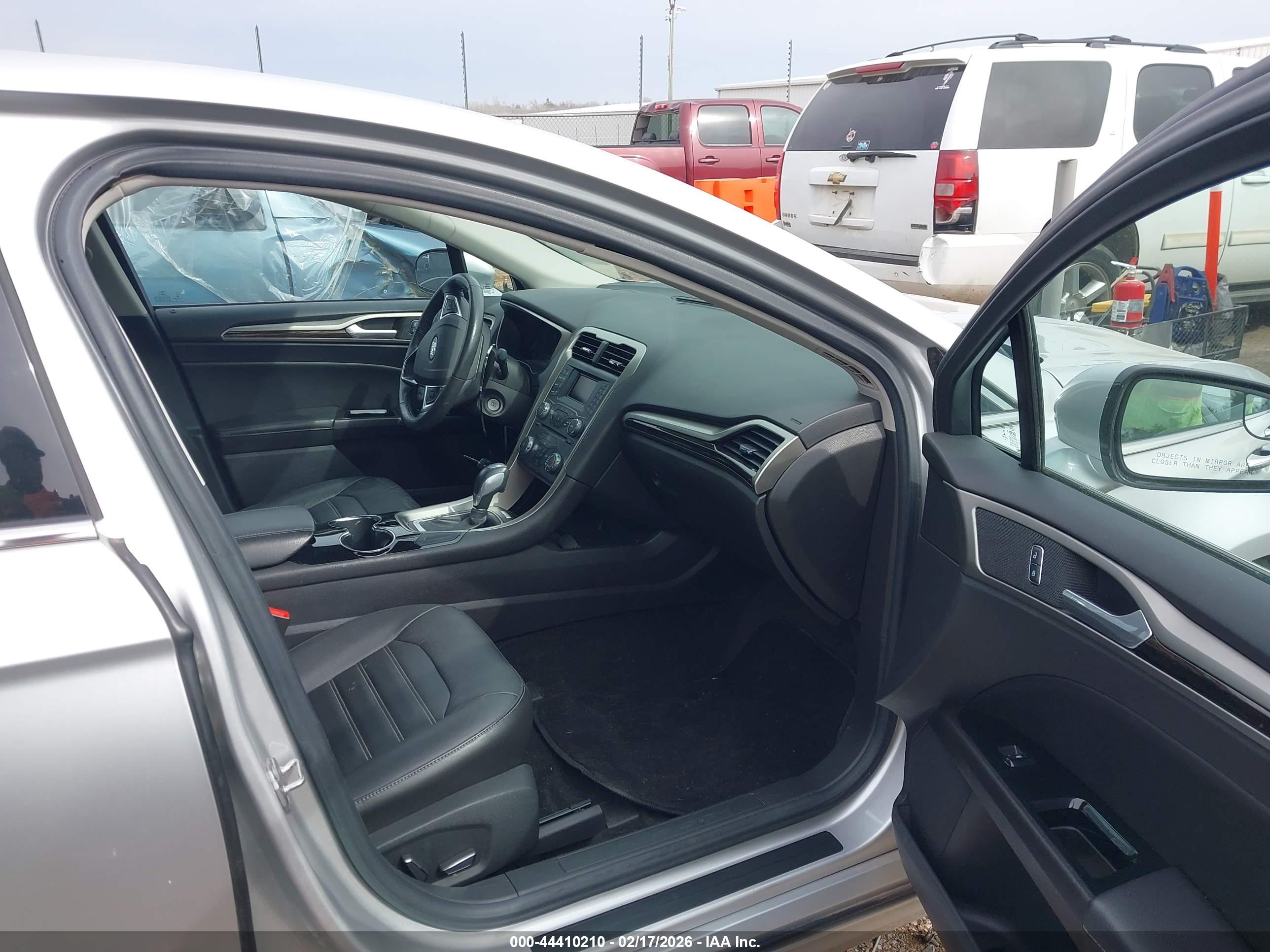 FORD FUSION image 5
