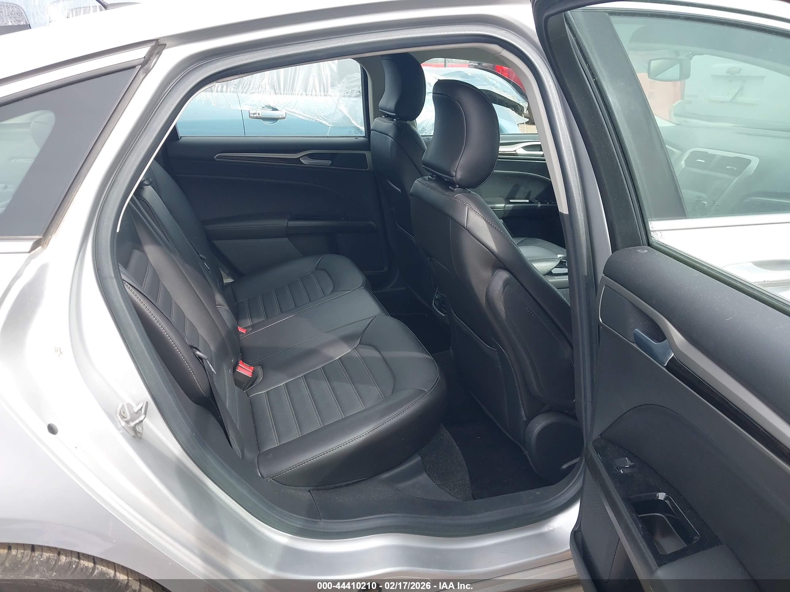 FORD FUSION image 8
